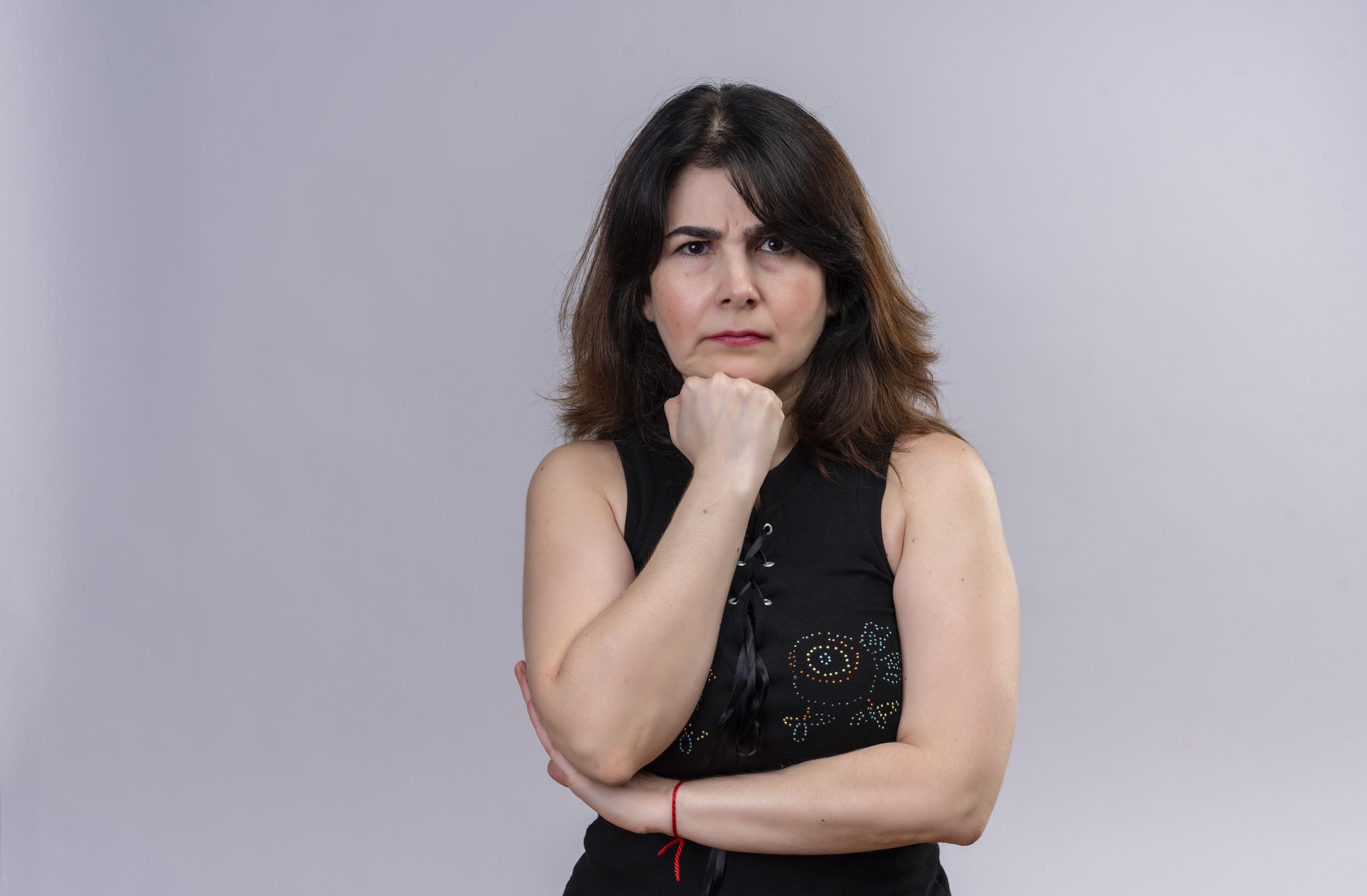 Una mujer perpleja perdida en sus pensamientos | Source: Freepik