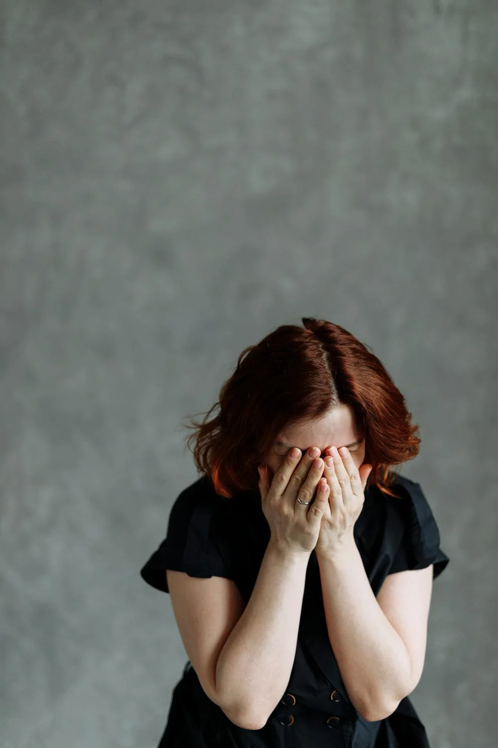 Una mujer llorando se cubre la cara con las manos | Fuente: Pexels