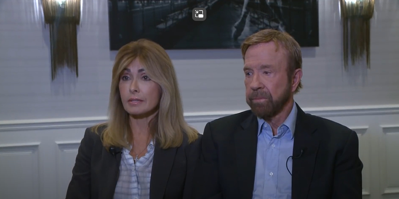 Captura de pantalla de Gena O'Kelly y Chuck Norris hablando de su pesadilla médica en un vídeo de YouTube del 2 de noviembre de 2017. | Fuente: YouTube/ KPIX | CBS NEWS BAY AREA