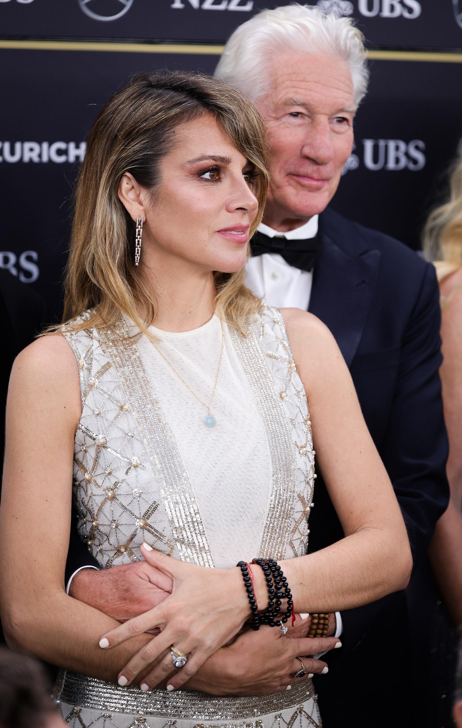 Alejandra Silva y Richard Gere asisten a la alfombra verde de "Wisdom of Happiness" en Corso en Zurich, Suiza | Fuente: Getty Images