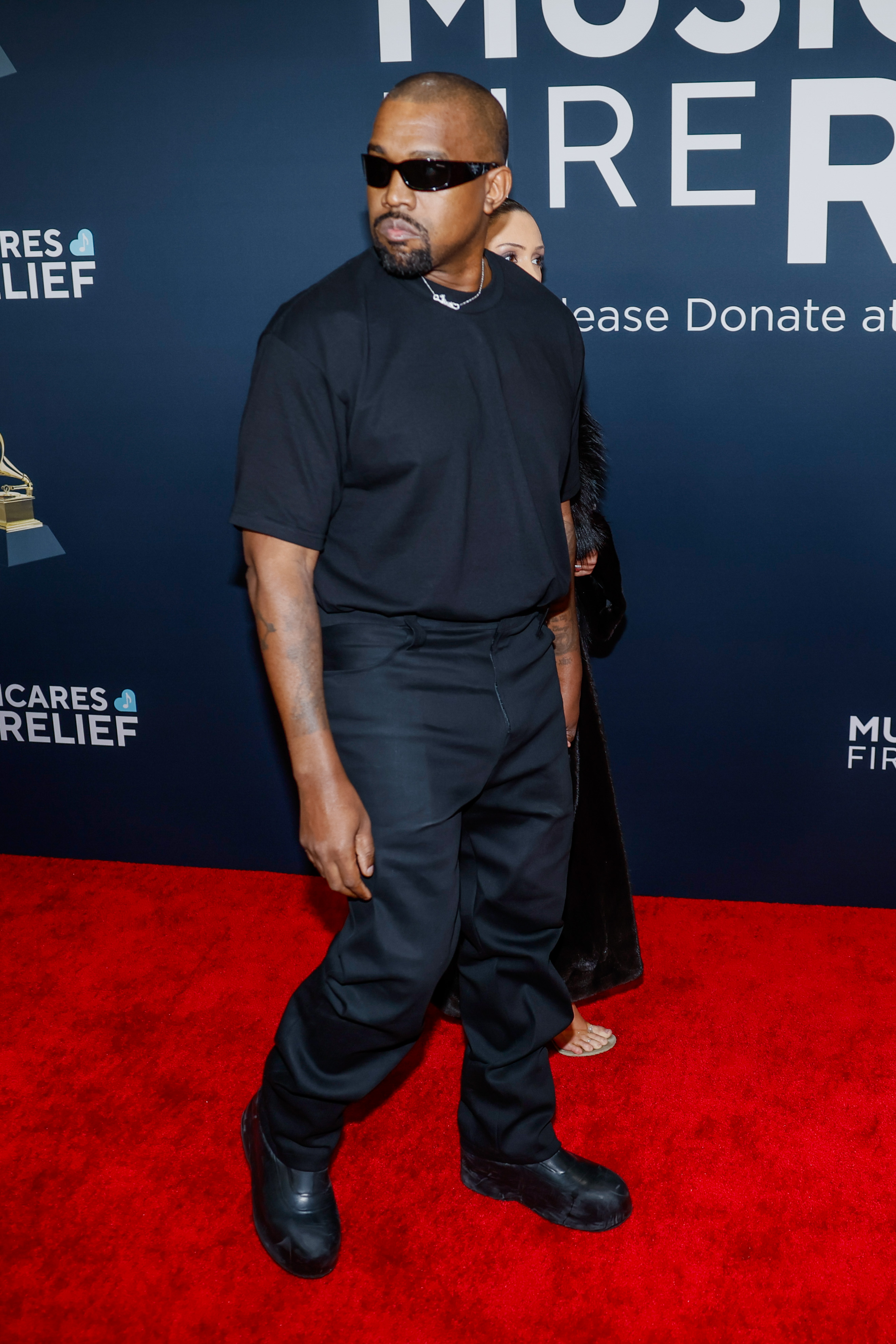 Kanye West y Bianca Censori asisten a la 67 edición de los Premios Grammy celebrada en el Crypto.com Arena de Los Ángeles, California, el 2 de febrero de 2025 | Fuente: Getty Images