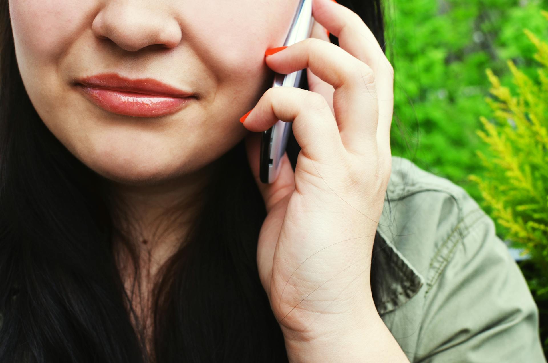 Primer plano de una mujer hablando por teléfono | Fuente: Pexels