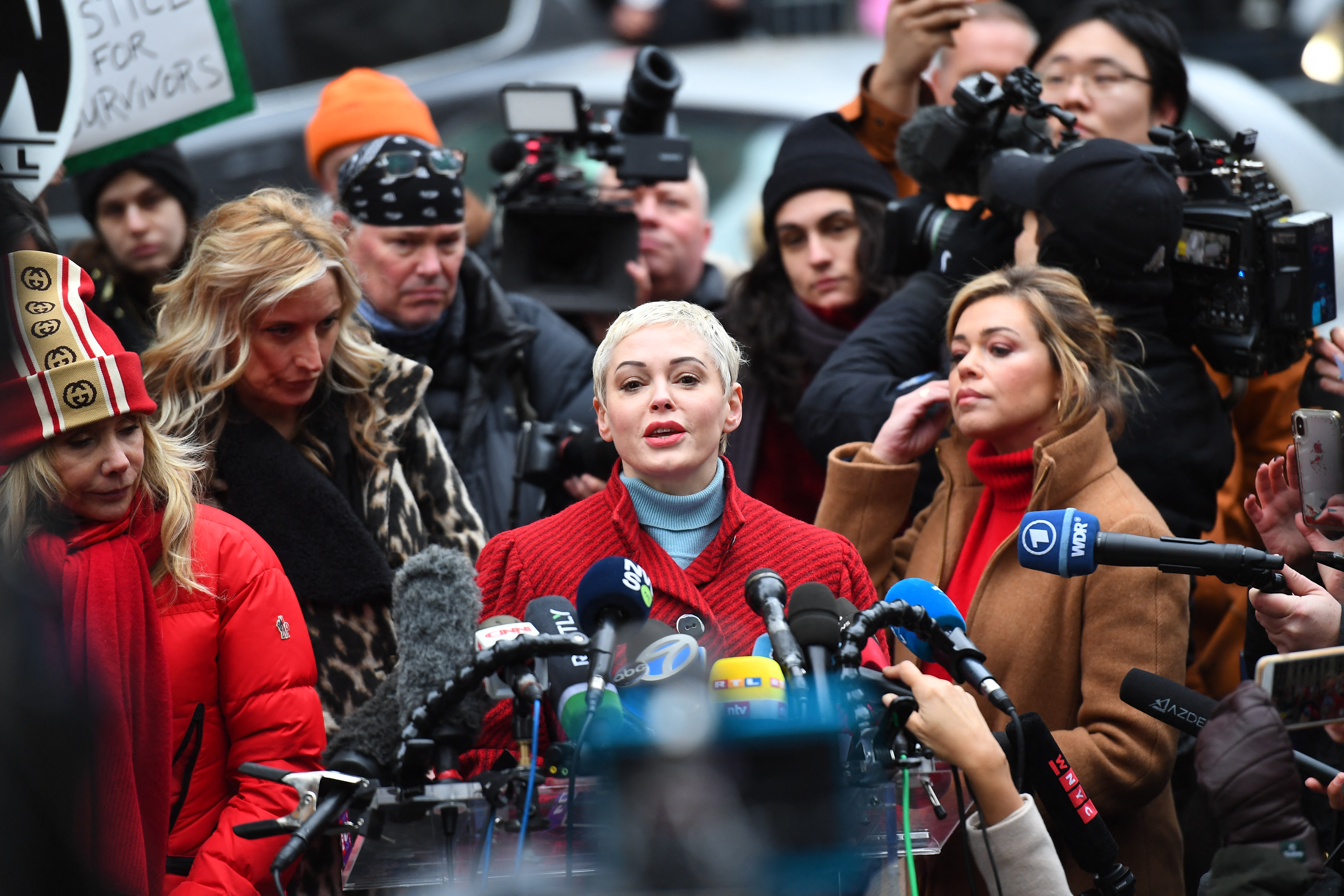 Rose McGowan en el juicio de Harvey Weinstein acusado de violación y agresión sexual en Manhattan, Nueva York, 6 de enero de 2020. | Fuente: Getty Images