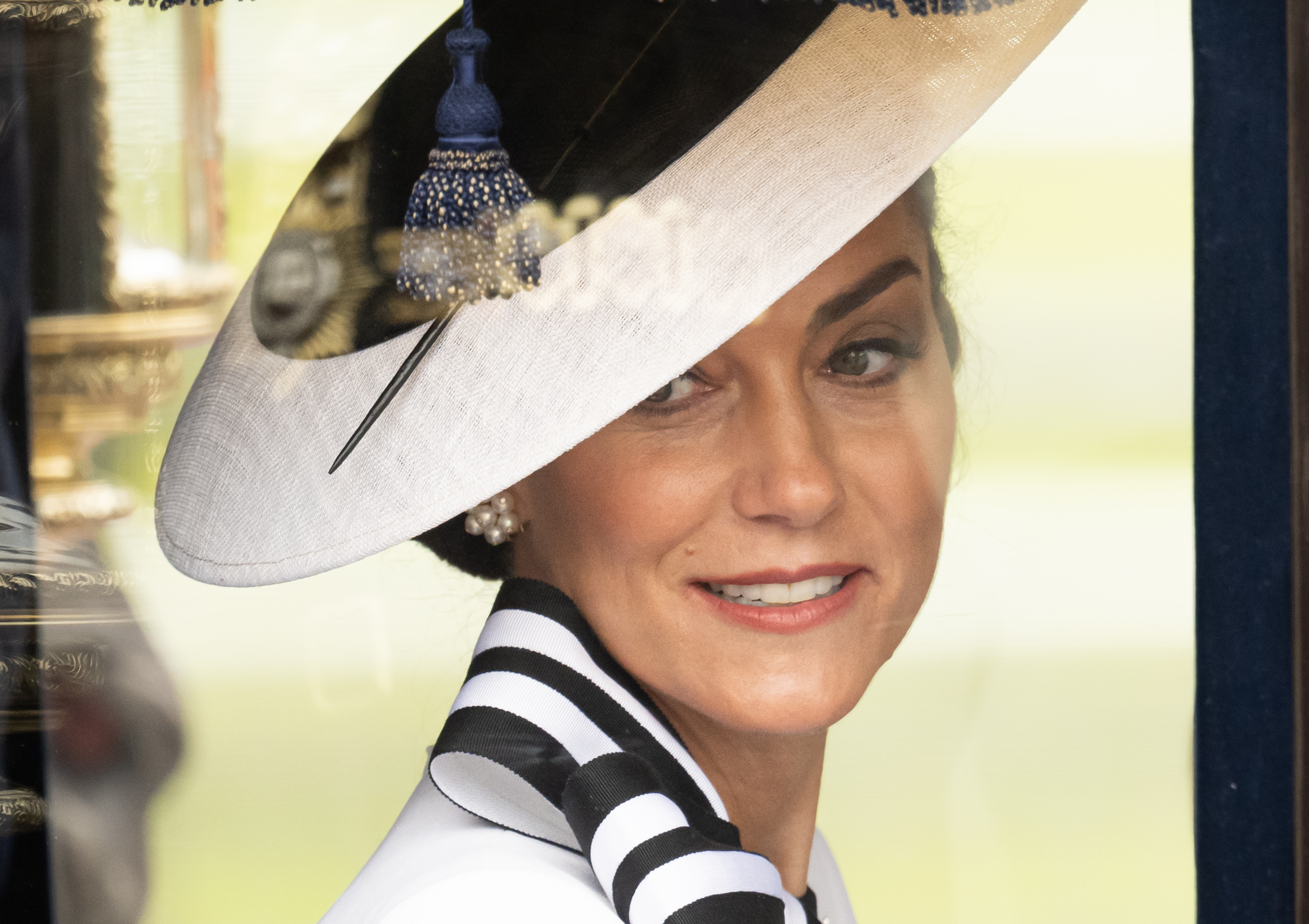 Catherine, princesa de Gales, sonríe mientras viaja en carruaje durante Trooping the Colour en el Palacio de Buckingham en Londres, Inglaterra, el 15 de junio de 2024. | Fuente: Getty Images