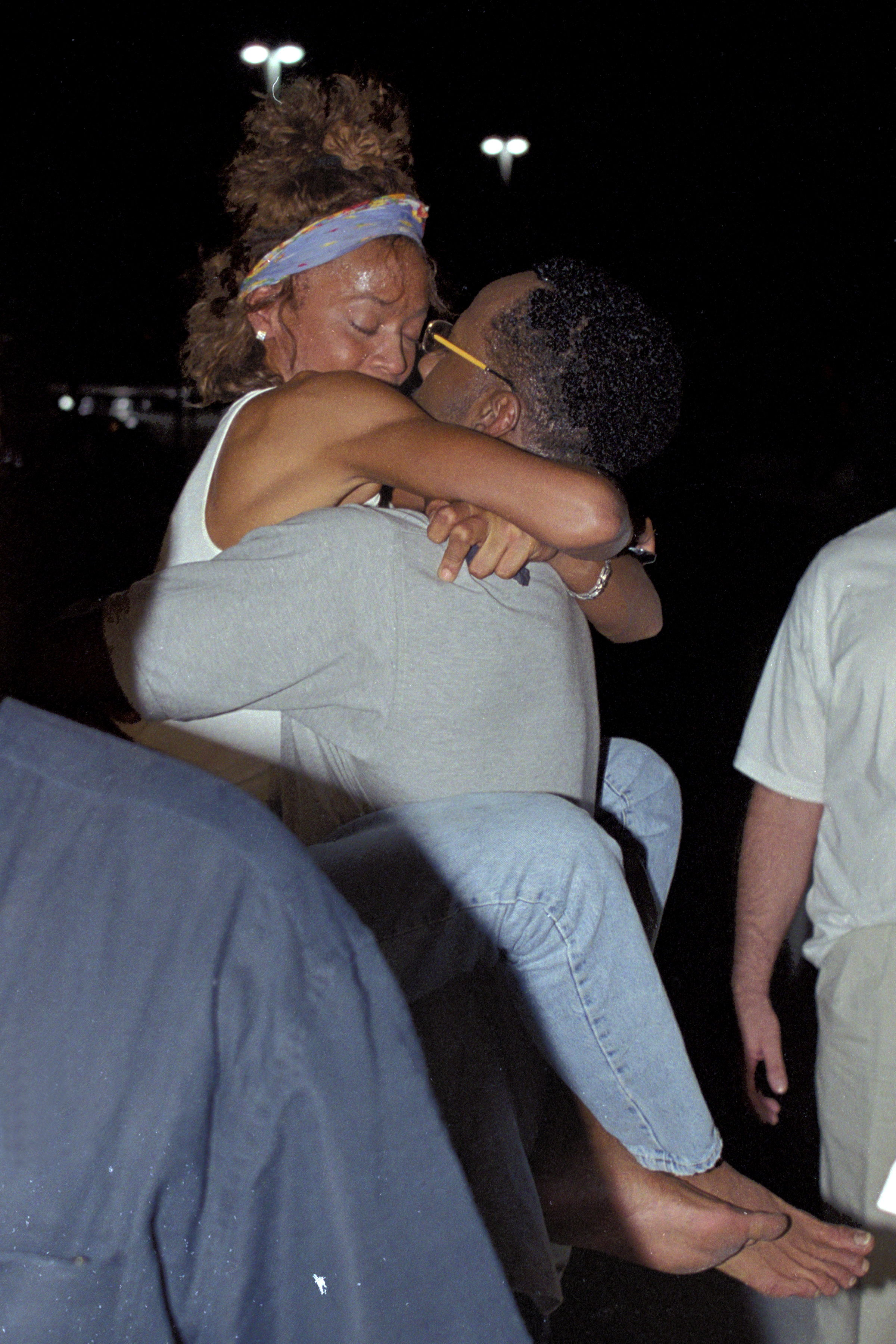 Whitney Houston y Bobby Brown son vistos tras la salida de Bobby de la cárcel en Fort Lauderdale, Florida, el 7 de julio de 2000. | Fuente: Getty Images