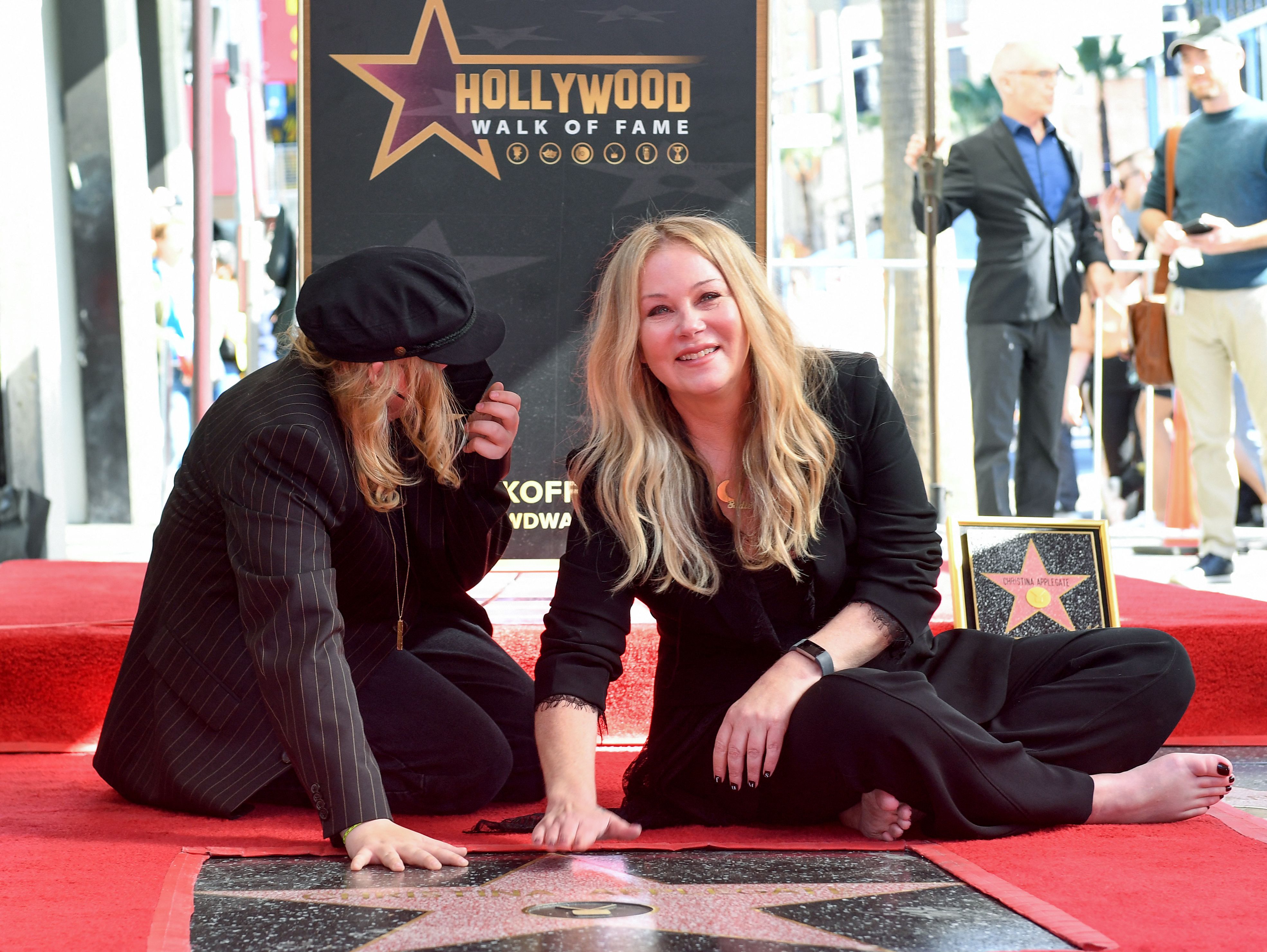 Christina Applegate y Sadie LeNoble posan para unas fotos con la recién descubierta estrella de Applegate en el Paseo de la Fama de Hollywood, el 14 de noviembre de 2022 | Fuente: Getty Images