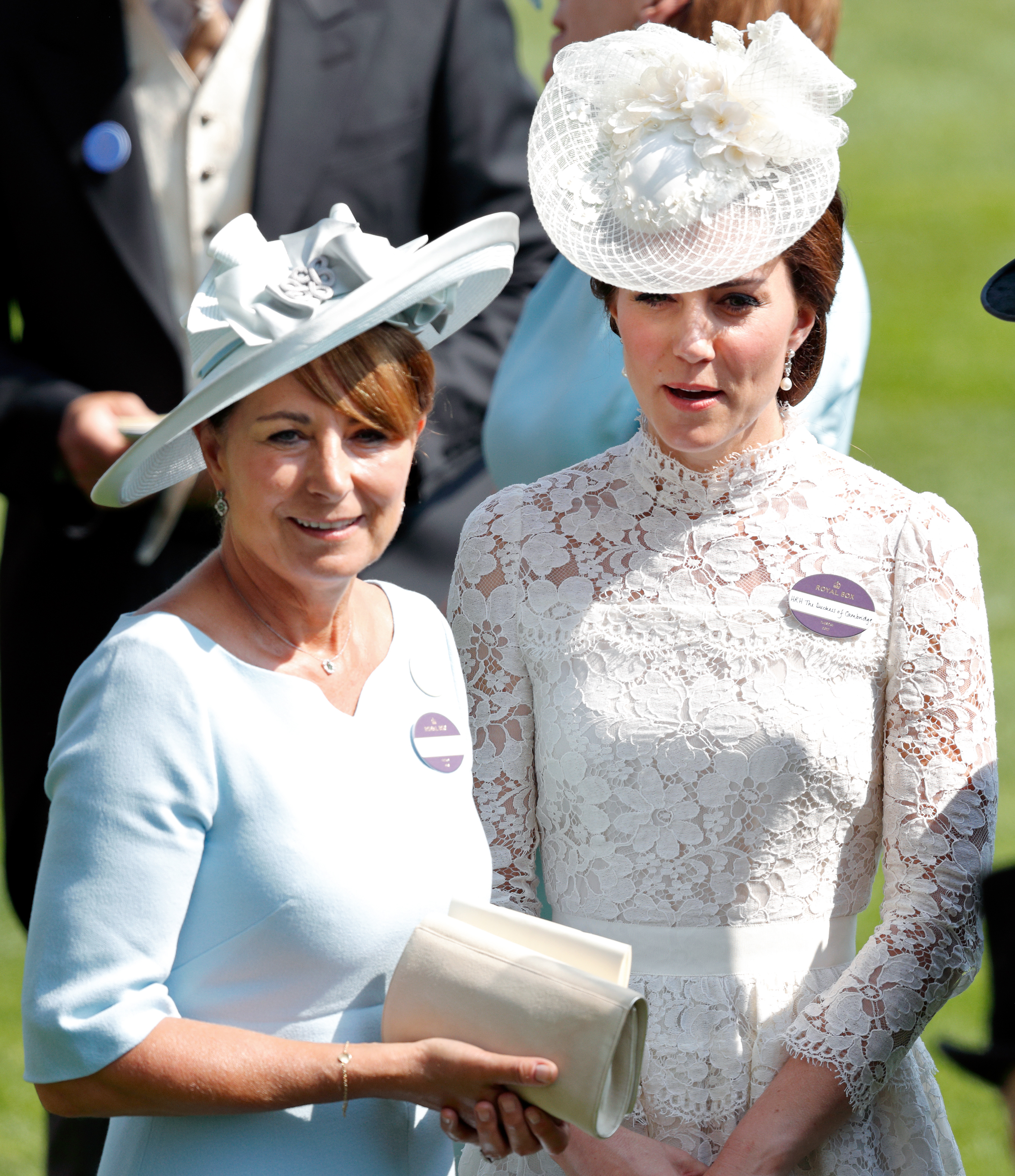 Carole Middleton y Catherine, duquesa de Cambridge, asisten al primer día del Royal Ascot en Ascot, Inglaterra, el 20 de junio de 2017 | Fuente: Getty Images