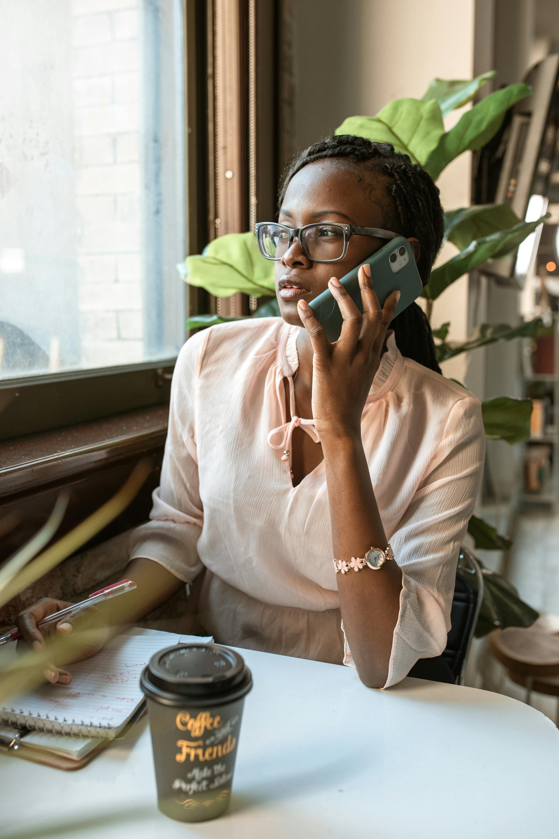 Una mujer en una llamada telefónica | Fuente: Pexels