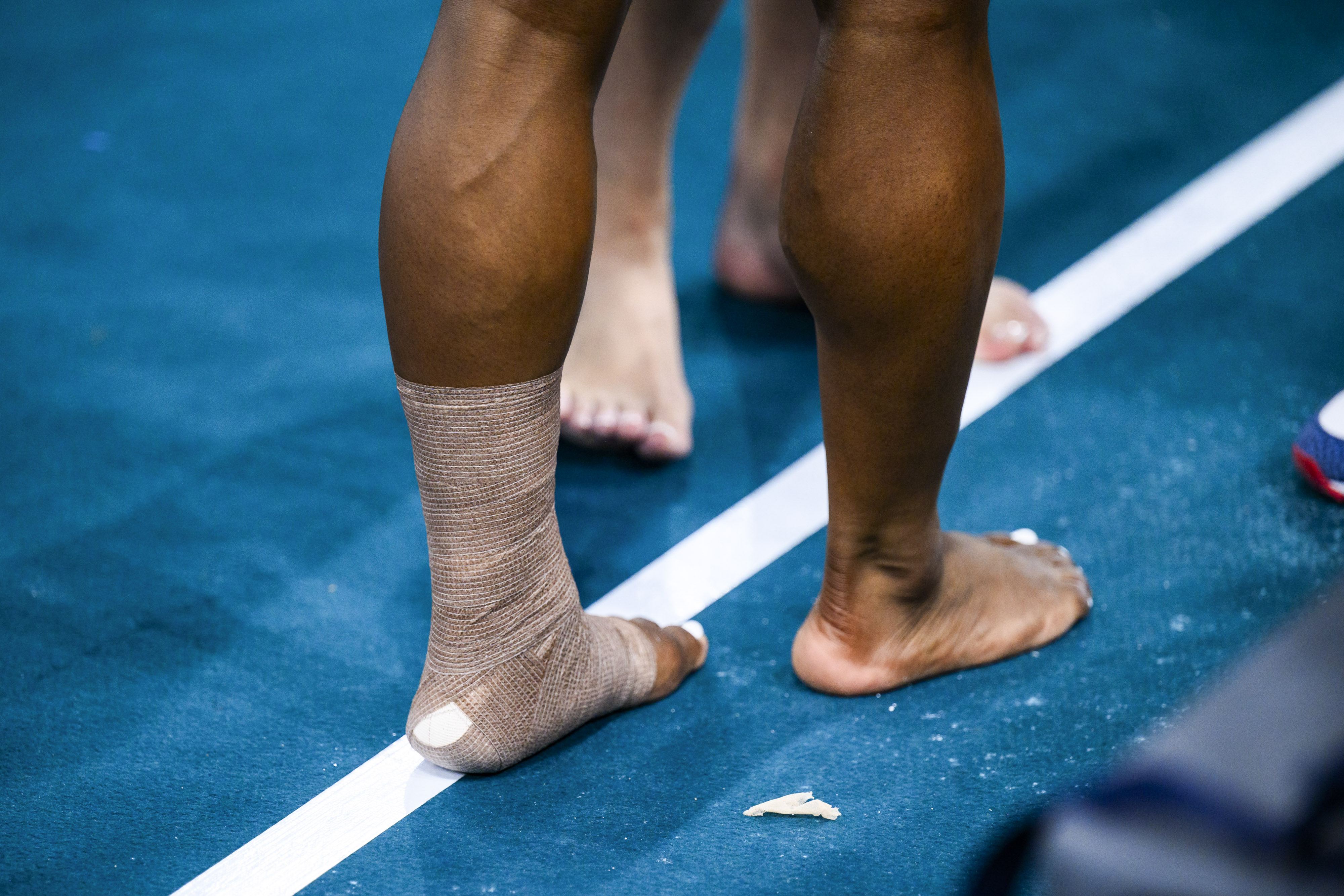 Primer plano del tobillo y la pantorrilla vendados de Simone Biles durante la clasificación femenina de gimnasia artística en París, Francia, el 28 de julio de 2024 | Fuente: Getty Images