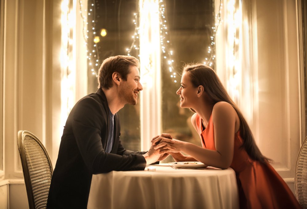Dulce pareja teniendo una cena romántica. | Fuente: Shutterstock