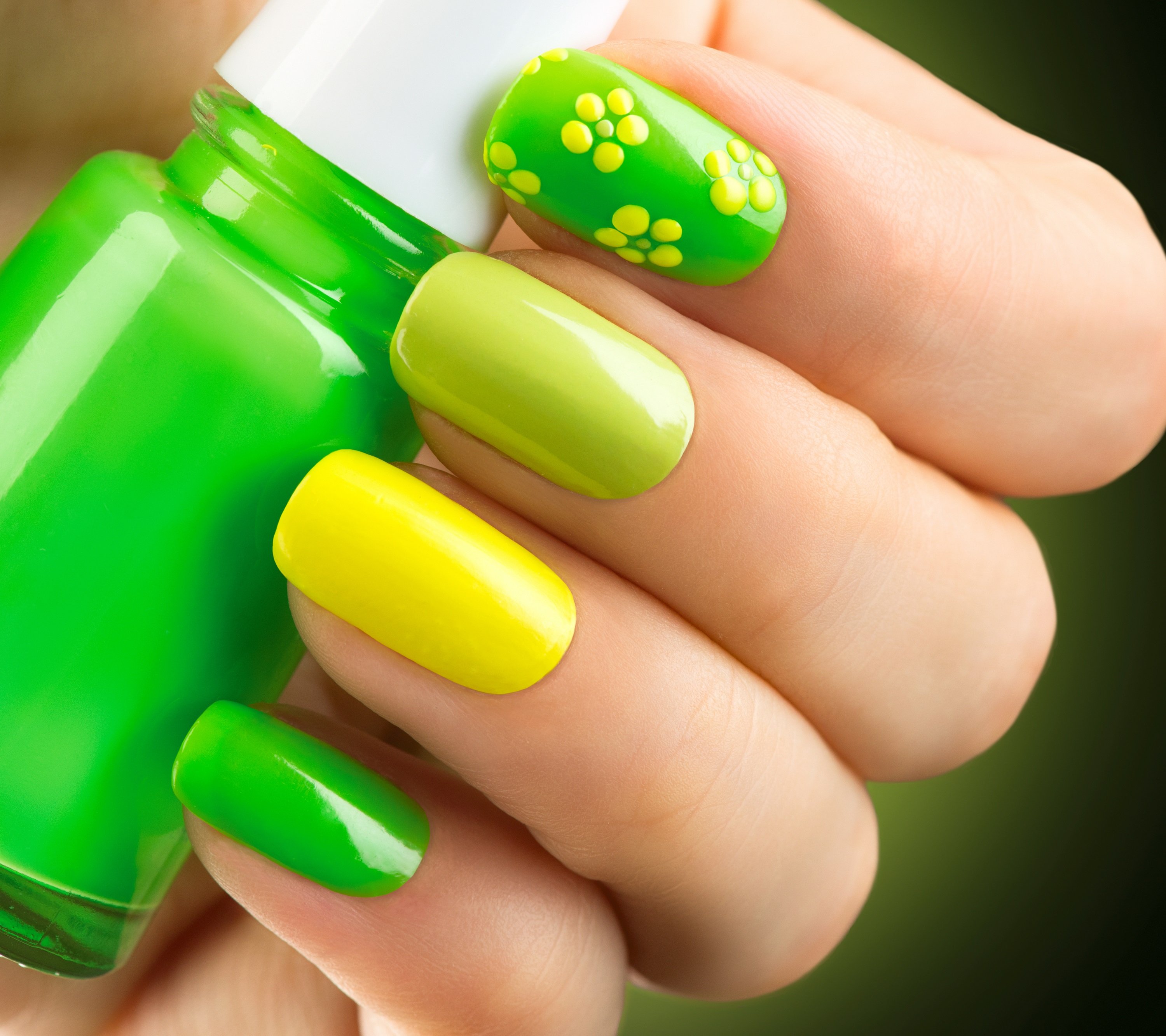Uñas pintadas en diferentes tonos de verde. | Foto: Shutterstock