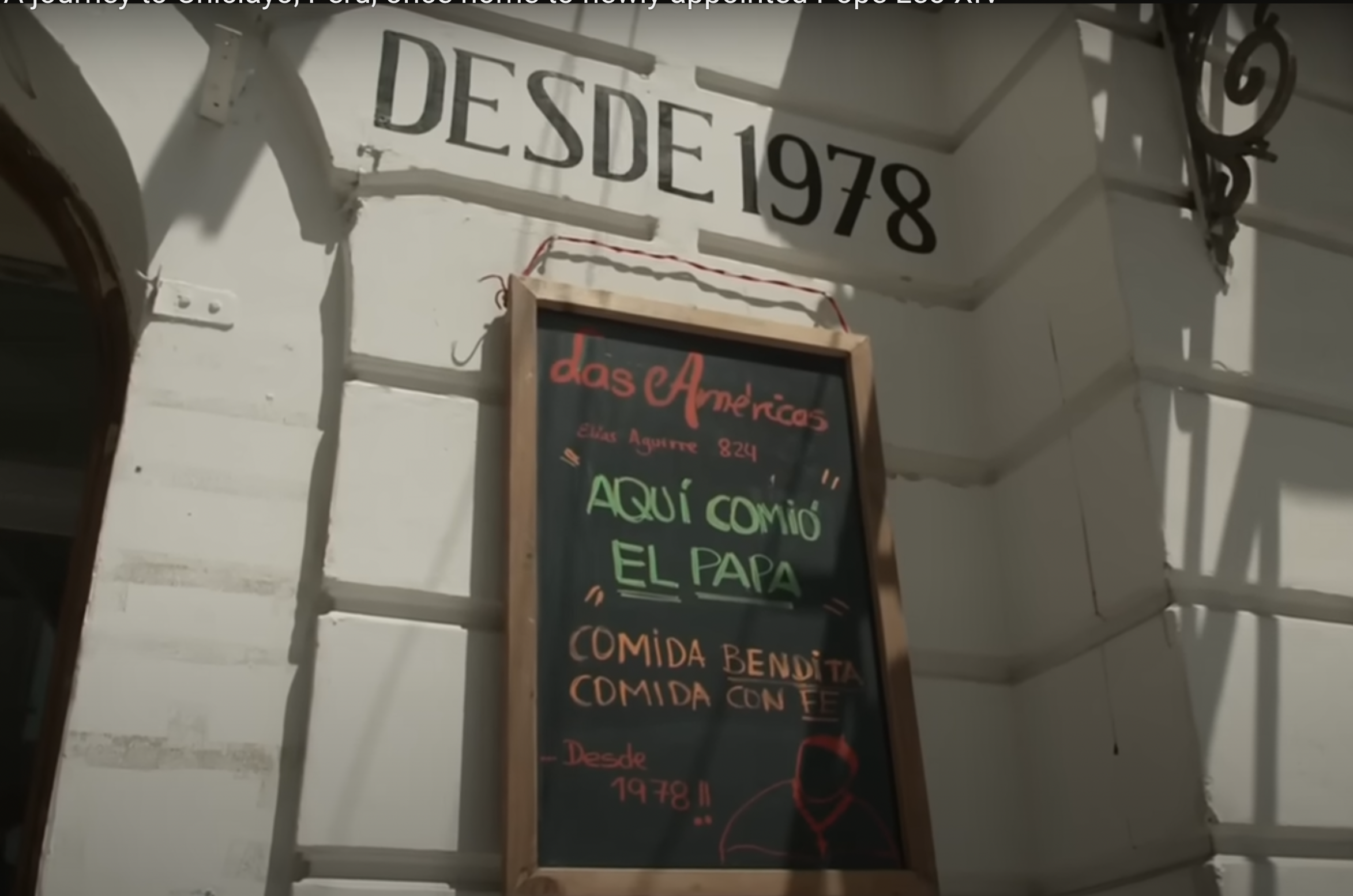 Captura de pantalla de una pizarra escrita a mano en el exterior del restaurante Las Américas, extraída de un vídeo del 13 de mayo de 2025. | Fuente: YouTube/ABC News