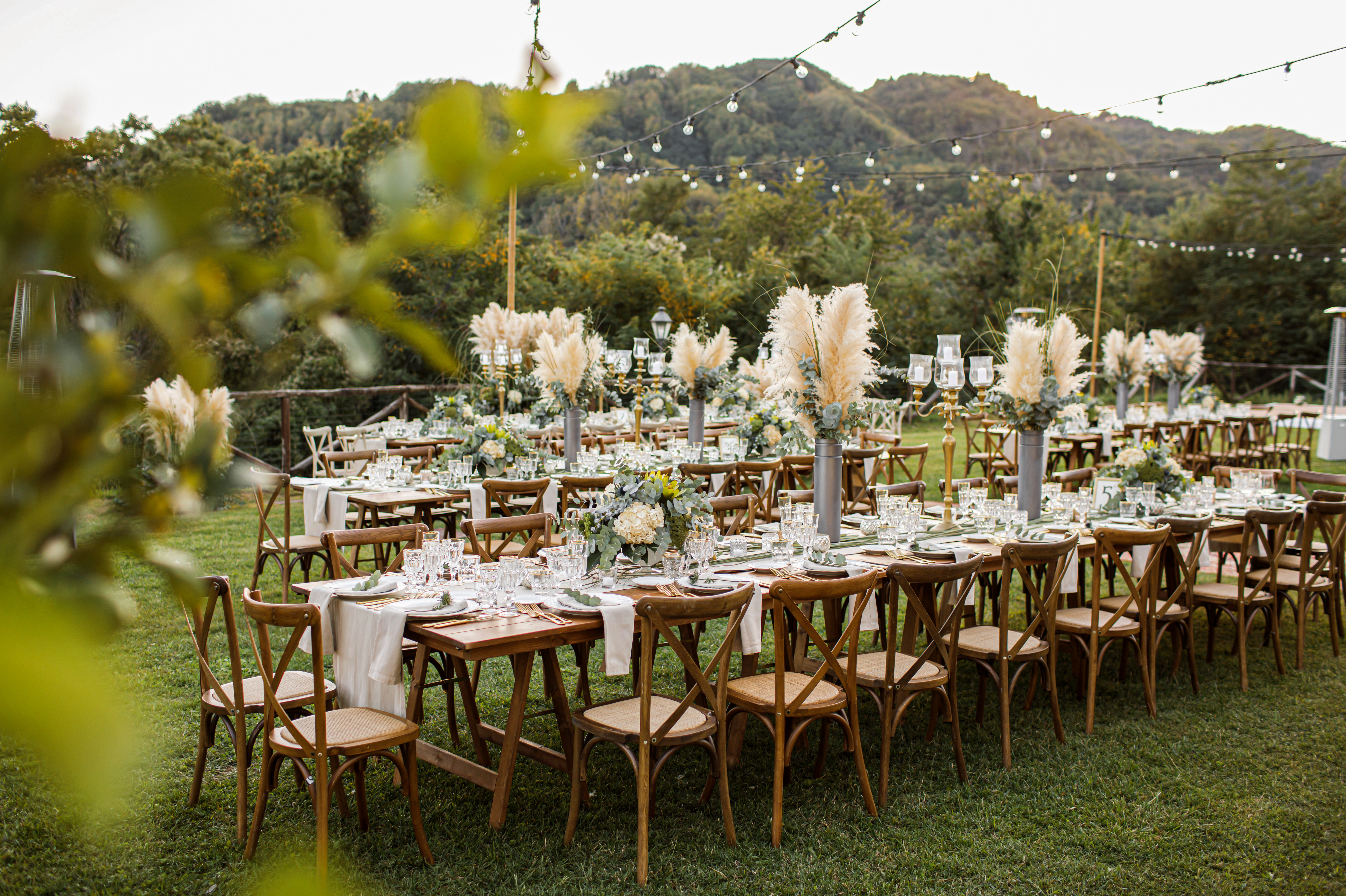 Una mesa preparada para los invitados a un evento al aire libre | Foto: Shutterstock