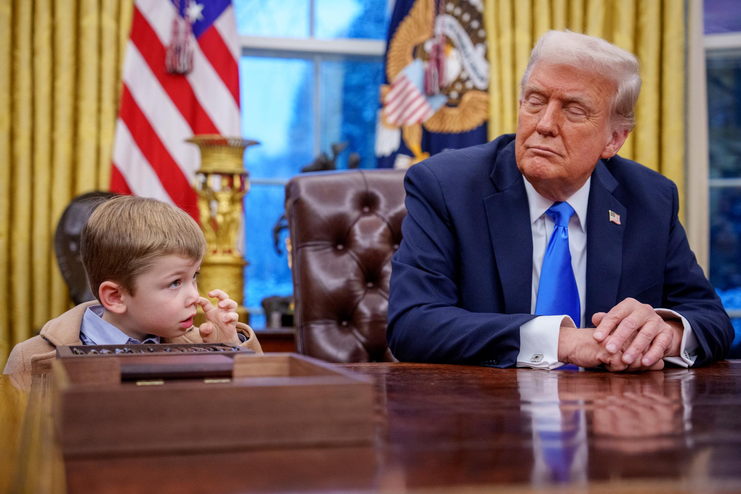 Donald Trump mirando X Æ A-XII. | Fuente: Getty images