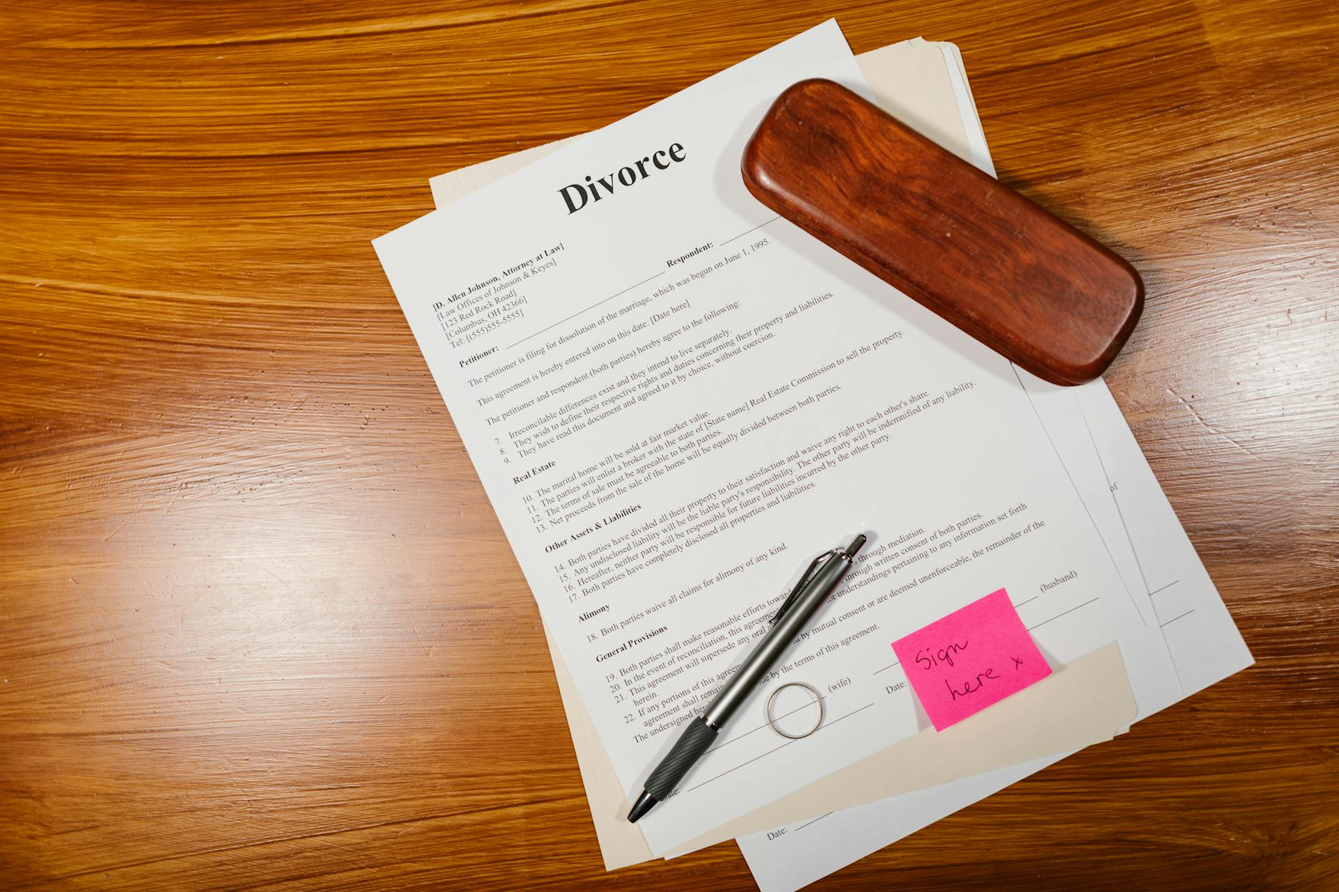 Los papeles de divorcio sobre la mesa | Fuente: Pexels