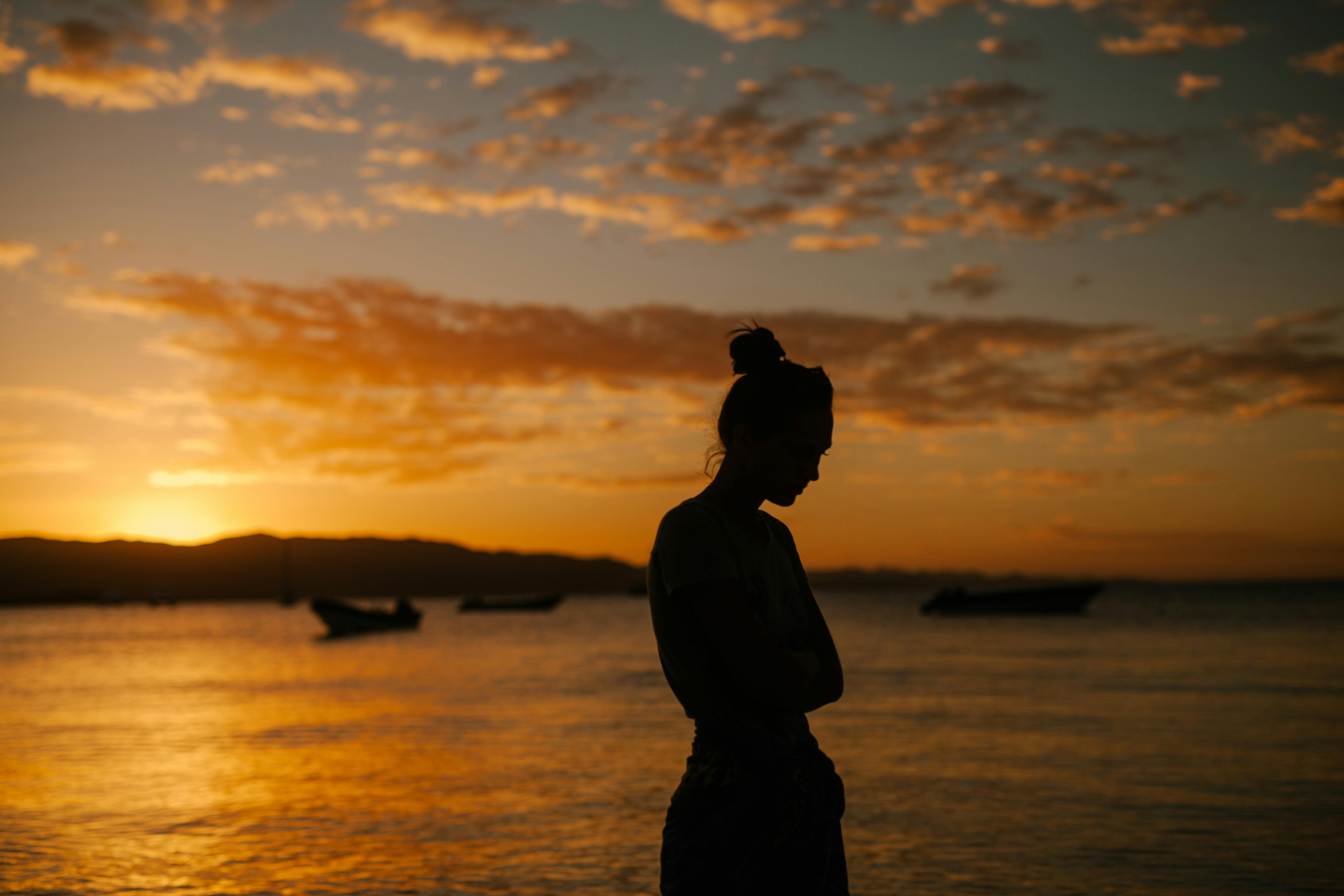 La sombra de una mujer triste en la playa | Fuente: Pexels