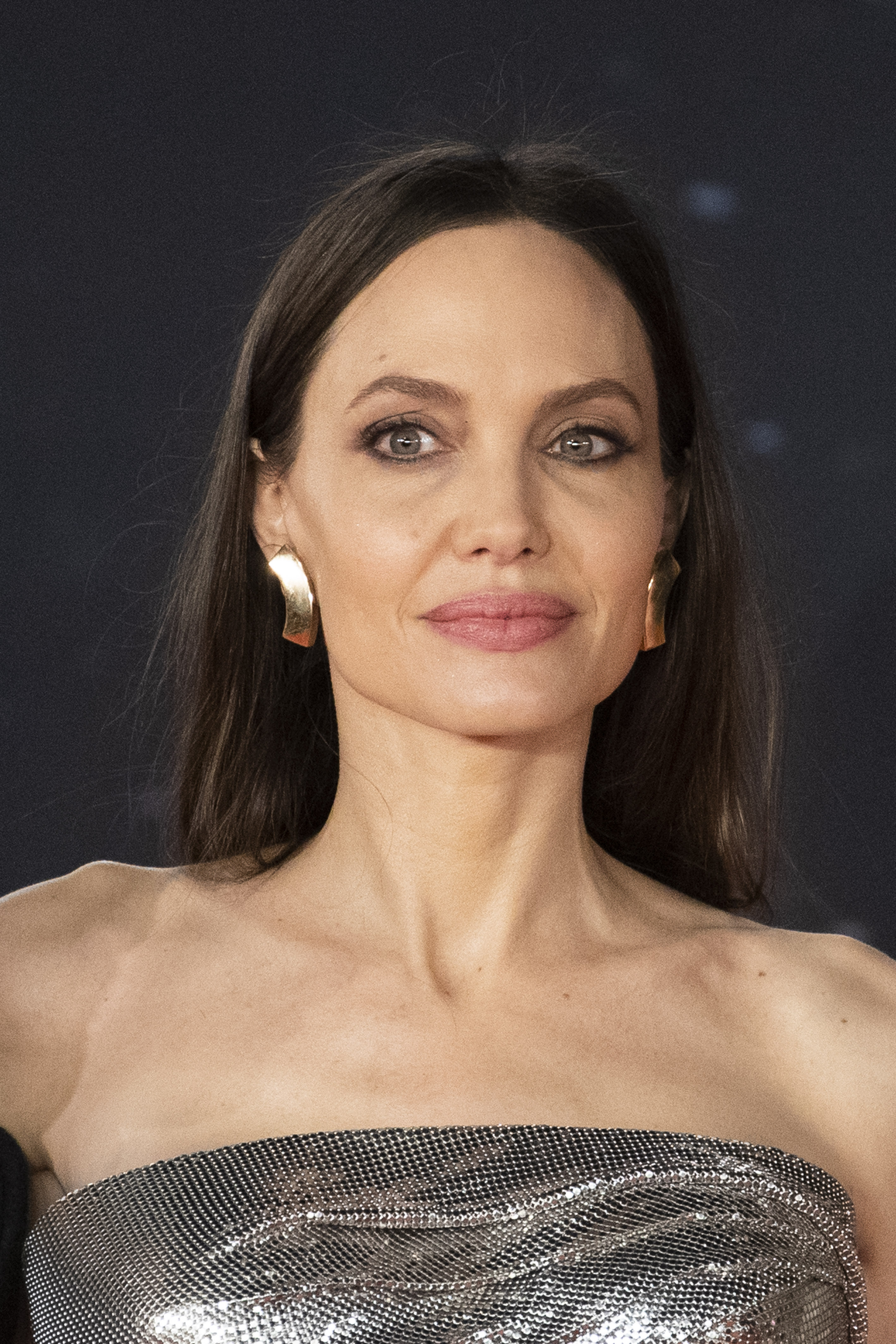 Hablando con franqueza sobre el paso de los años en 2018, Jolie declaró: "Yo también me veo envejecer, y me encanta porque significa que estoy viva: estoy viviendo y haciéndome mayor". Su punto de vista supuso un contraste refrescante frente al énfasis que suele poner Hollywood en conservar la juventud.