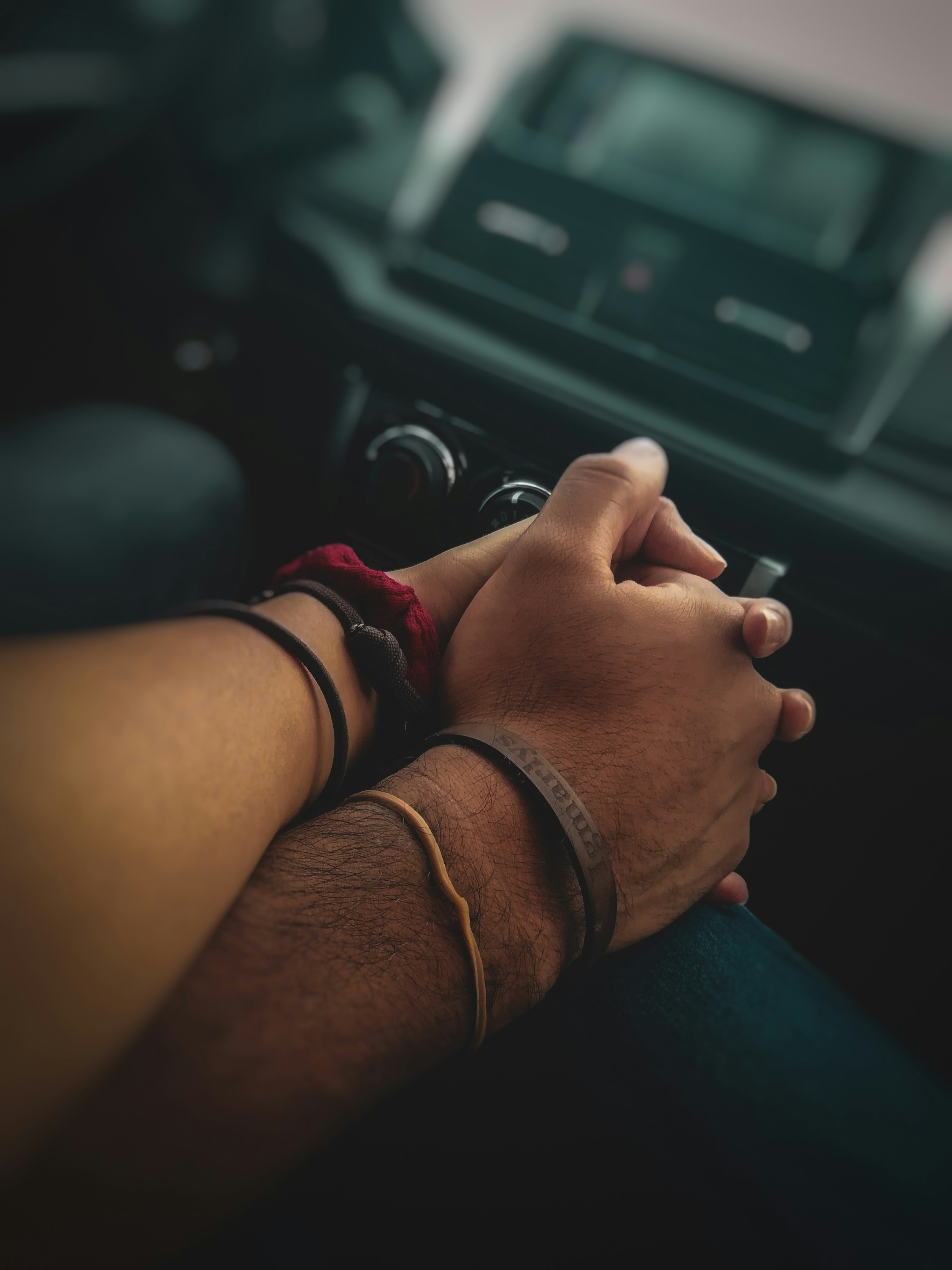 Primer plano de una pareja cogida de la mano | Fuente: Unsplash