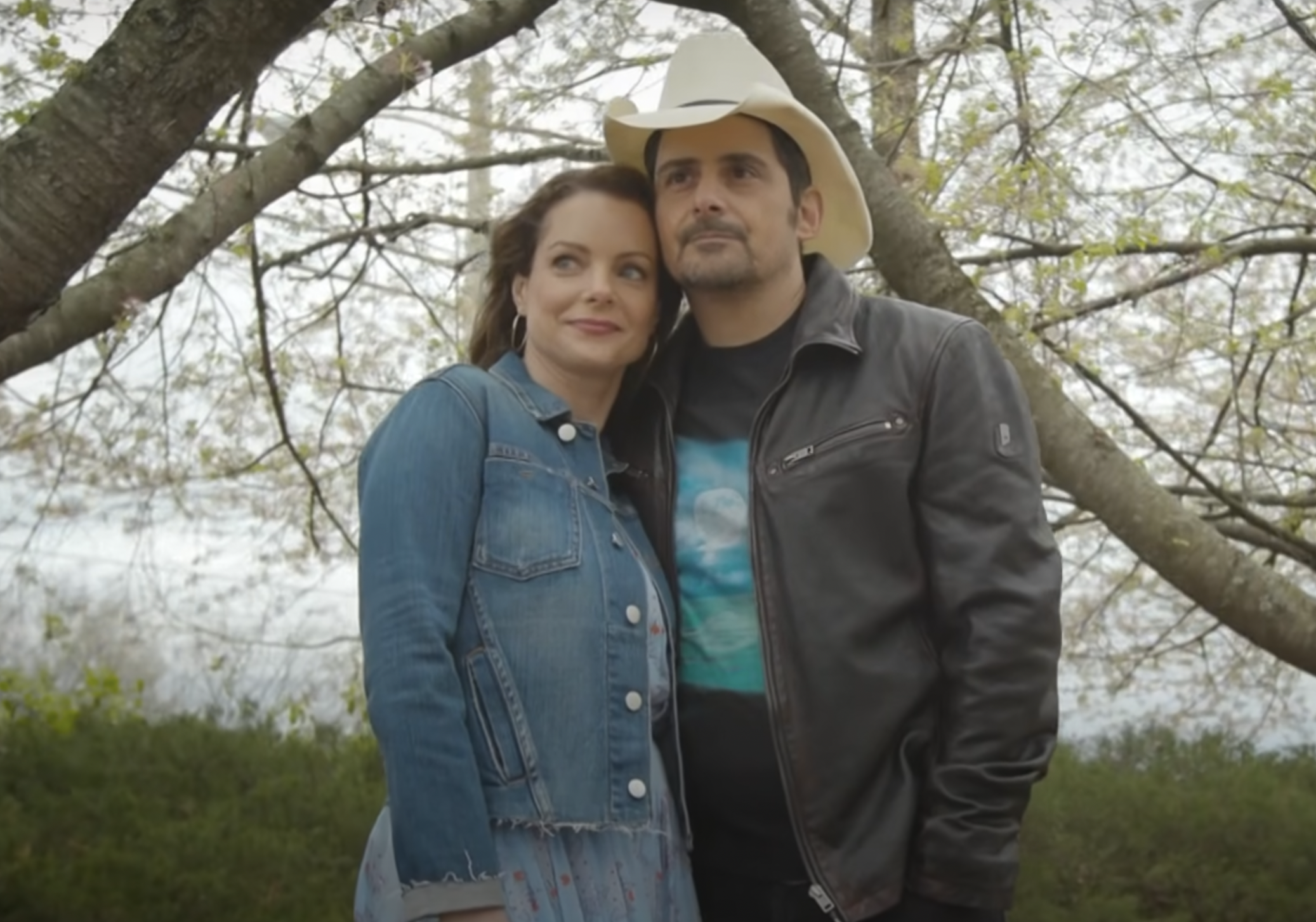 Kimberly Williams-Paisley y Brad Paisley posan juntos, con fecha de abril de 2021 | Fuente: YouTube/People