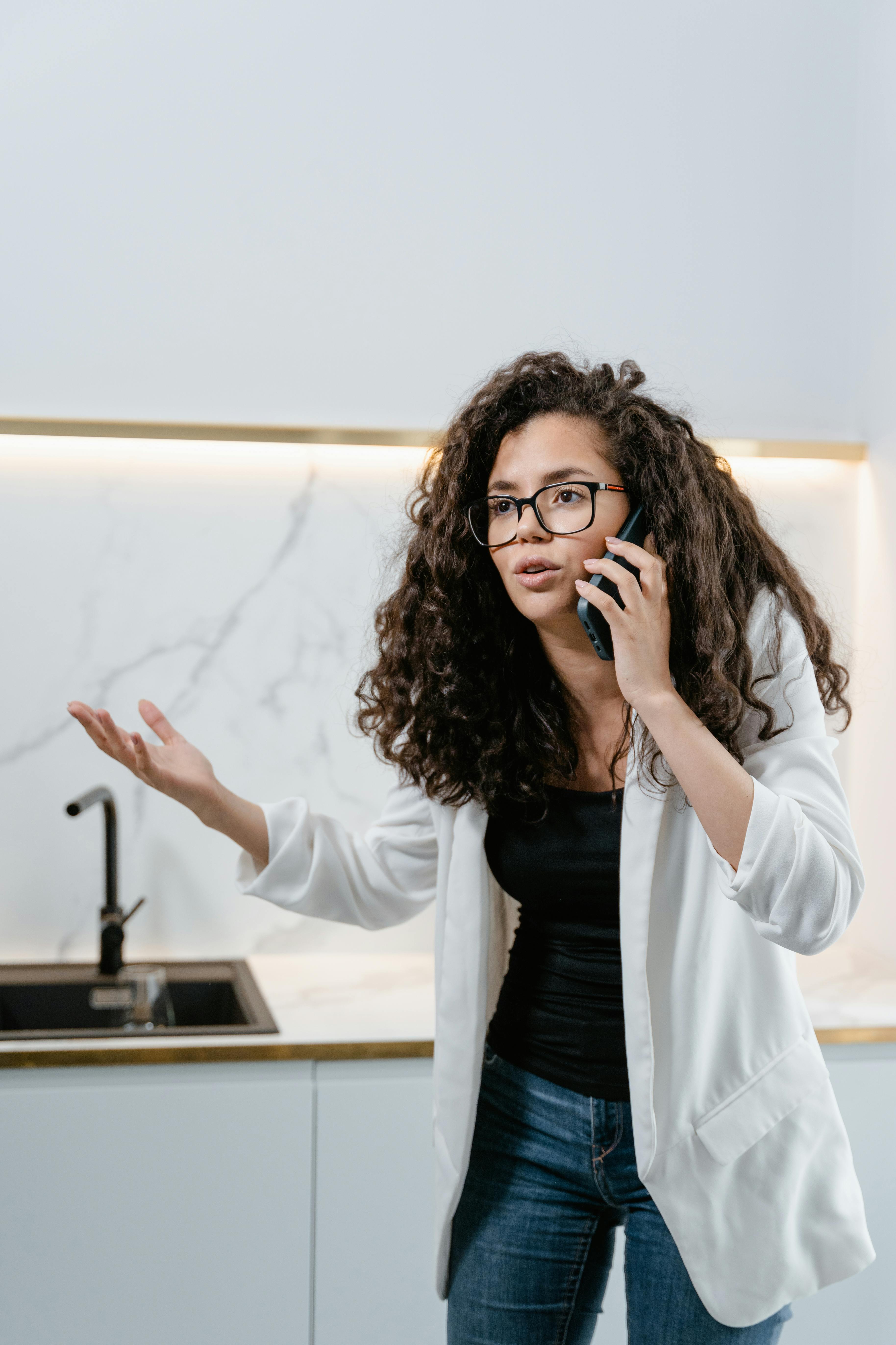 Una mujer enfadada con su teléfono | Fuente: Pexels