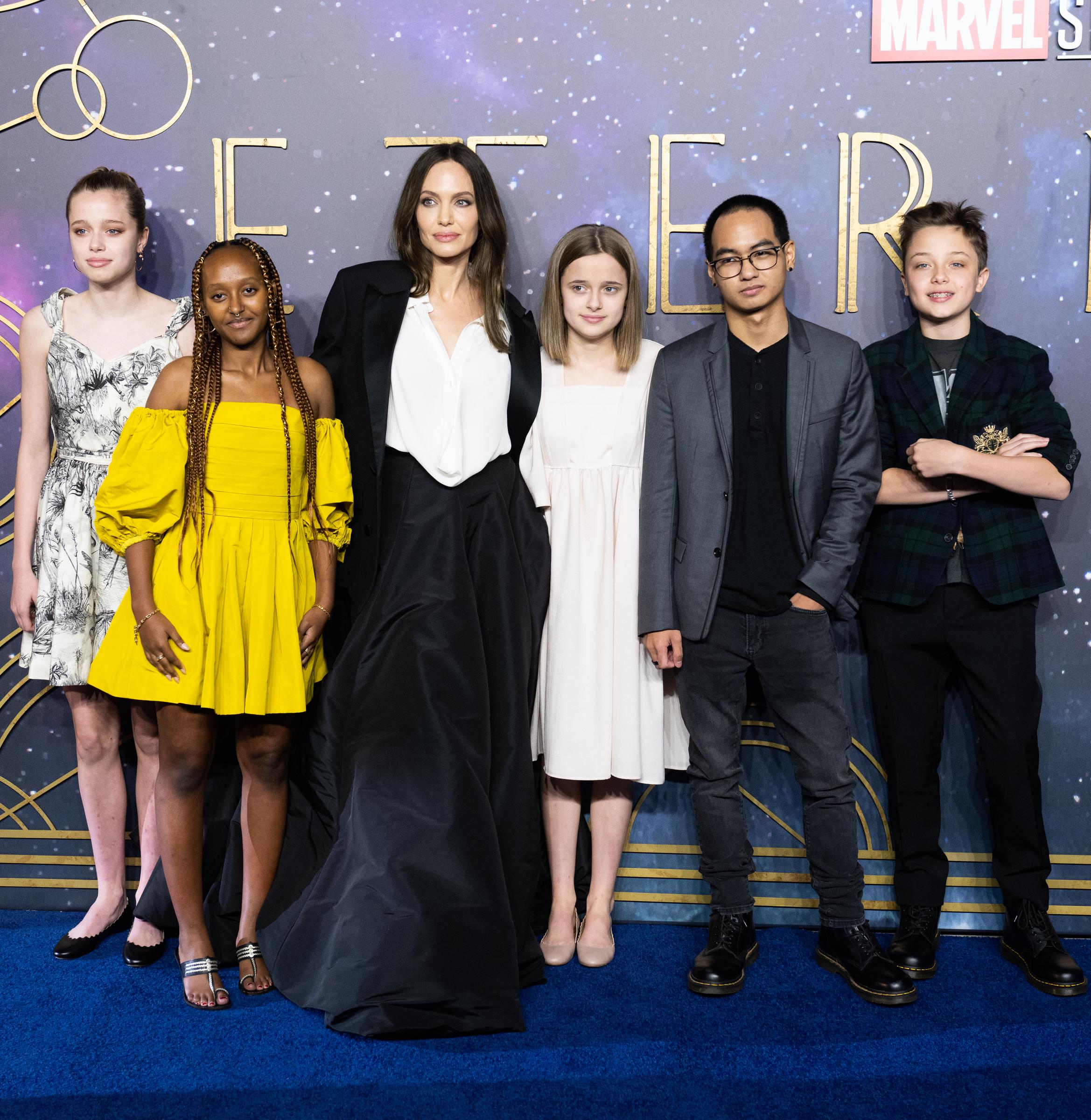 Shiloh, Zahara, Angelina y Vivienne Jolie con Maddox y Knox Jolie-Pitt en el estreno en el Reino Unido de "The Eternals" en Londres, Inglaterra, el 27 de octubre de 2021 | Fuente: Getty Images