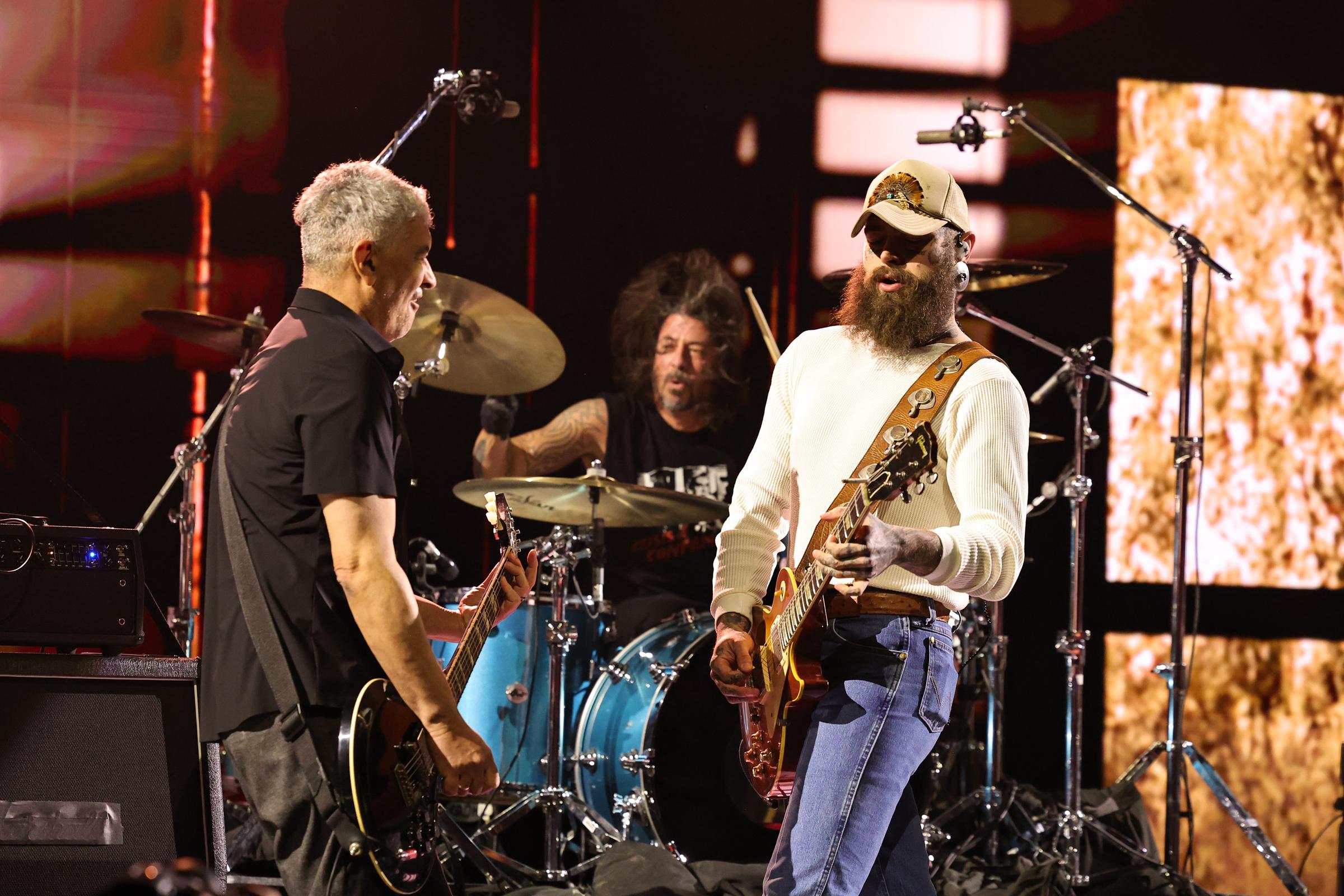 Pat Smear, Dave Grohl y Post Malone durante el "SNL50: The Homecoming Concert" el 14 de febrero de 2025 | Fuente: Getty Images