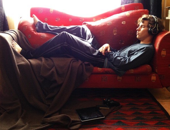 Un joven durmiendo en un sofá. | Imagen: Getty Images