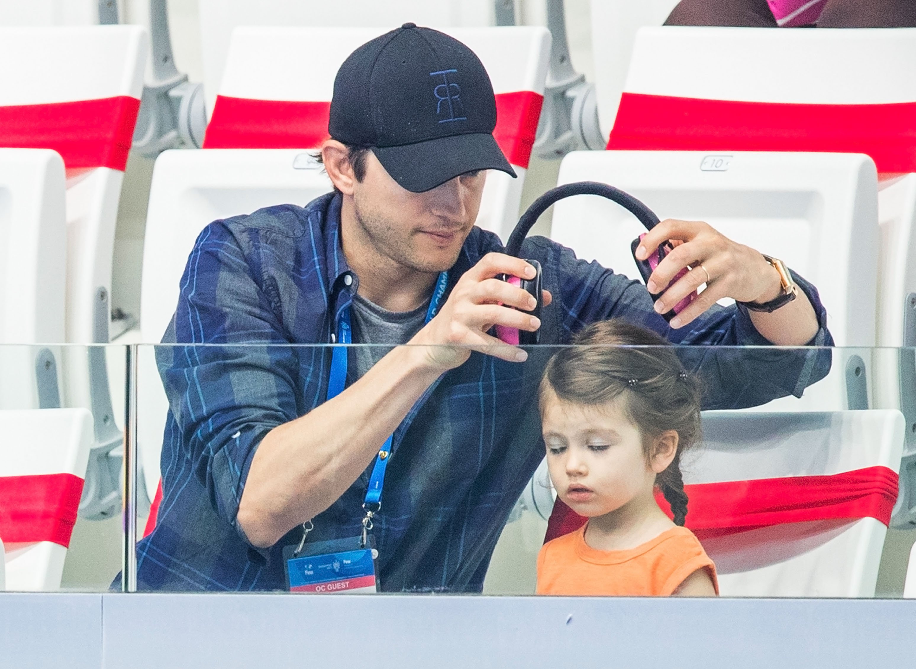 Ashton Kutcher y su hija Wyatt en Hungría, en 2017. | Foto: Getty Images