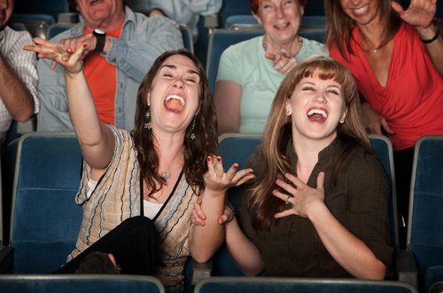 Mujeres riendo a carcajadas | Imagen tomada de: Shutterstock.