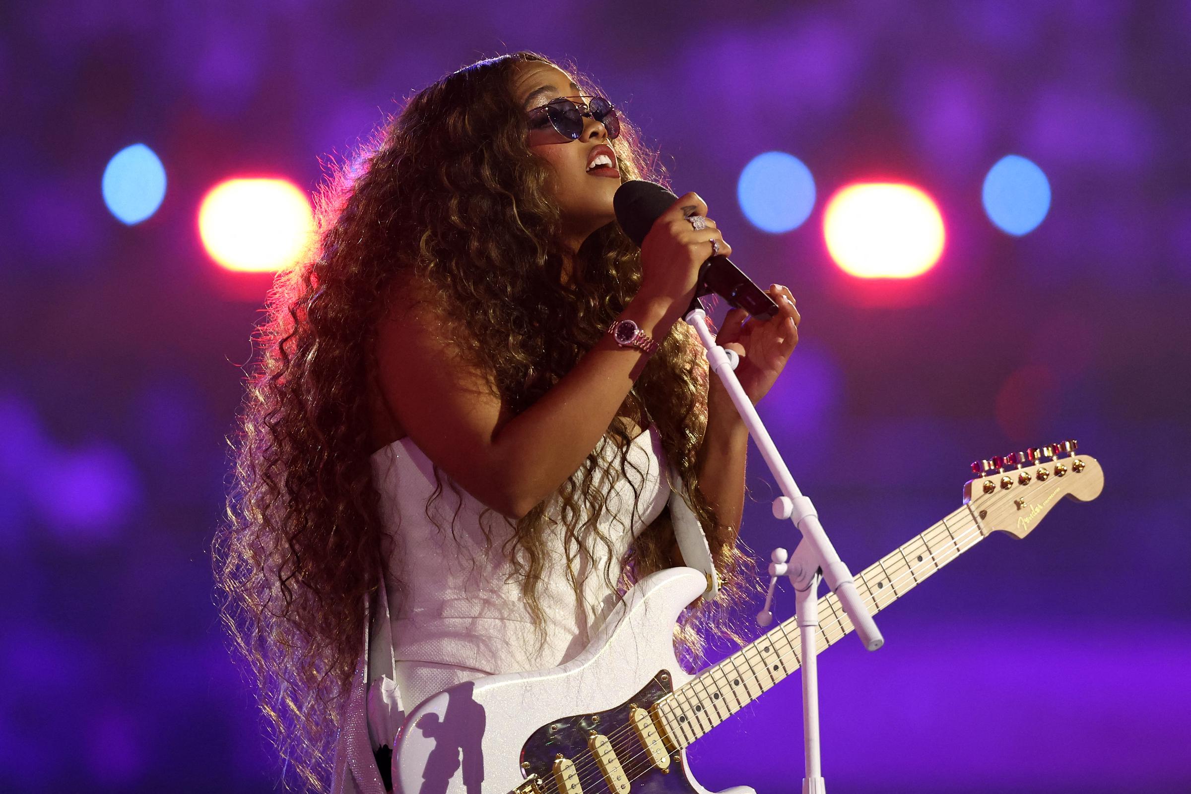 H.E.R. actuando en la ceremonia de clausura de los Juegos Olímpicos de París en París, Francia, el 11 de agosto de 2024 | Fuente: Getty Images