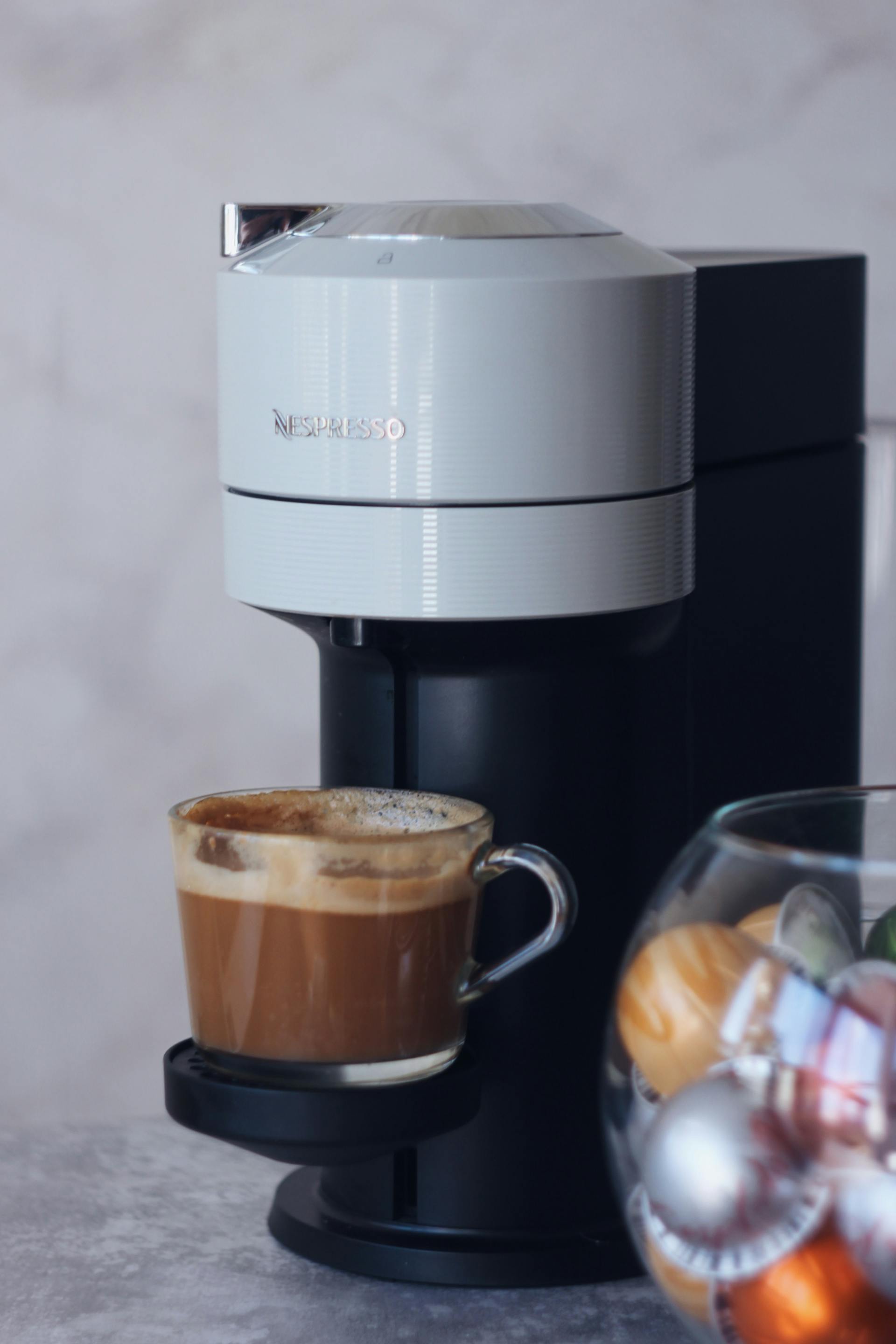 Una taza llena de café en una cafetera | Fuente: Pexels
