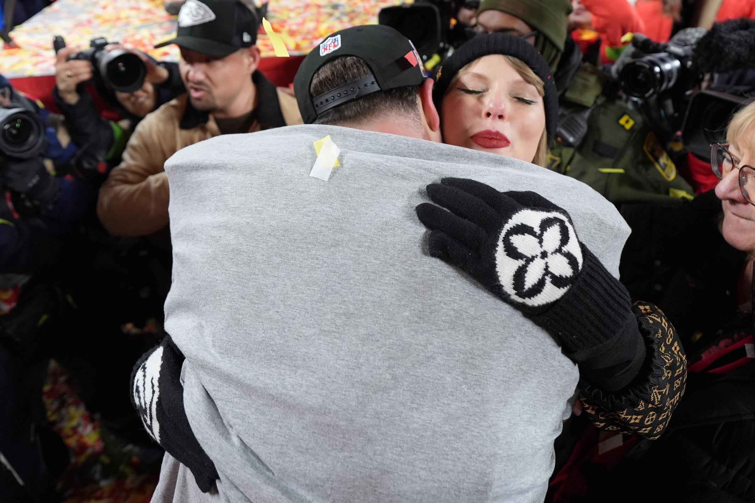 Travis Kelce y Taylor Swift comparten un abrazo en el GEHA Field del estadio Arrowhead el 26 de enero de 2025, en Kansas City, Missouri | Fuente: Getty Images