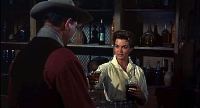 John Wayne y Angie Dickinson del trailer de la película Rio Bravo en 1959. | Fuente: Wikimedia Commons.