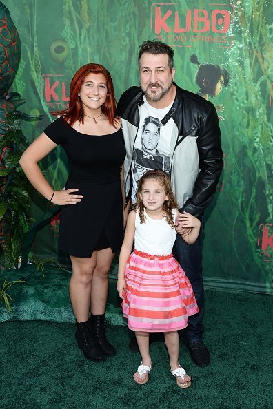 Joey Fatone e hijas Briahna y Kloey Alexandra en AMC Universal City Walk el 14 de agosto de 2016 en Universal City, California. | Foto: Getty Images