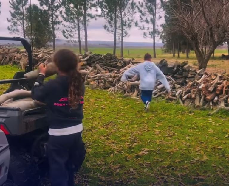 Los hijos de Emiliano "Dibu" Martínez, recogiendo leña | Fuente: Instagram/diariolacapital