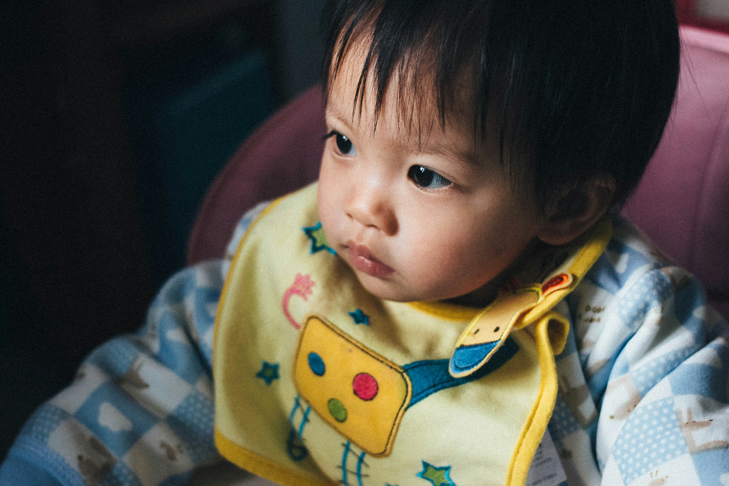 Un niño con un babero | Fuente: Unsplash