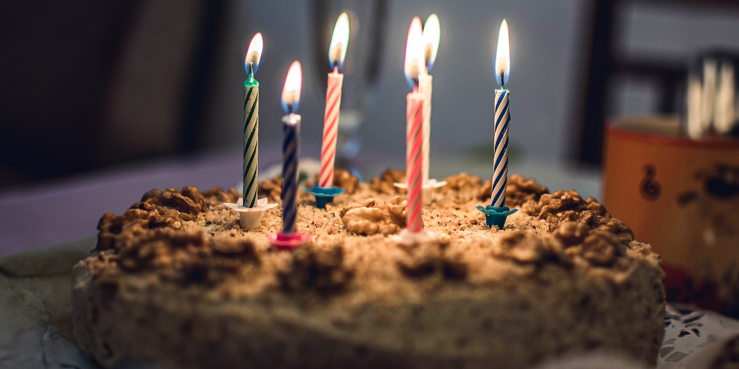 Pastel de cumpleaños con velas | Fuente: Shutterstock