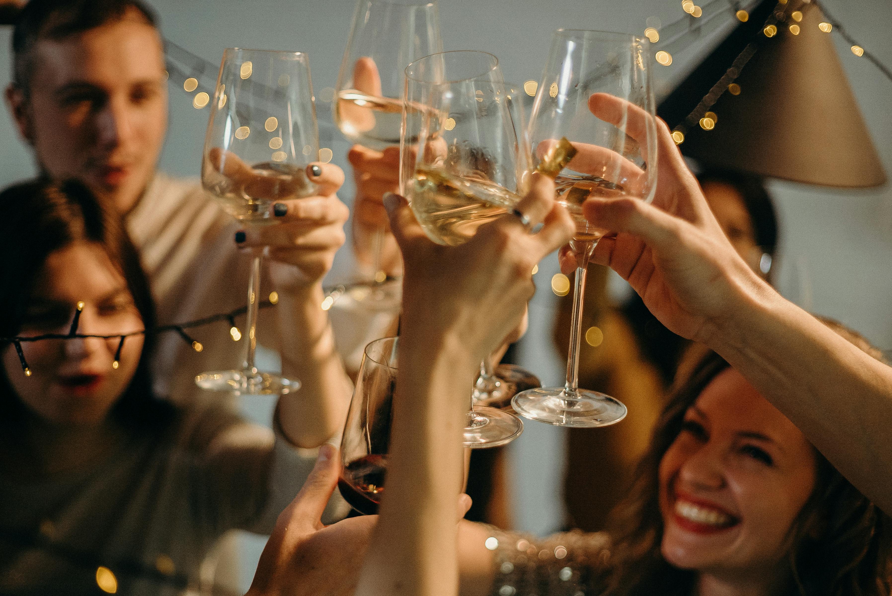 Gente levantando sus copas durante un brindis | Foto: Pexels