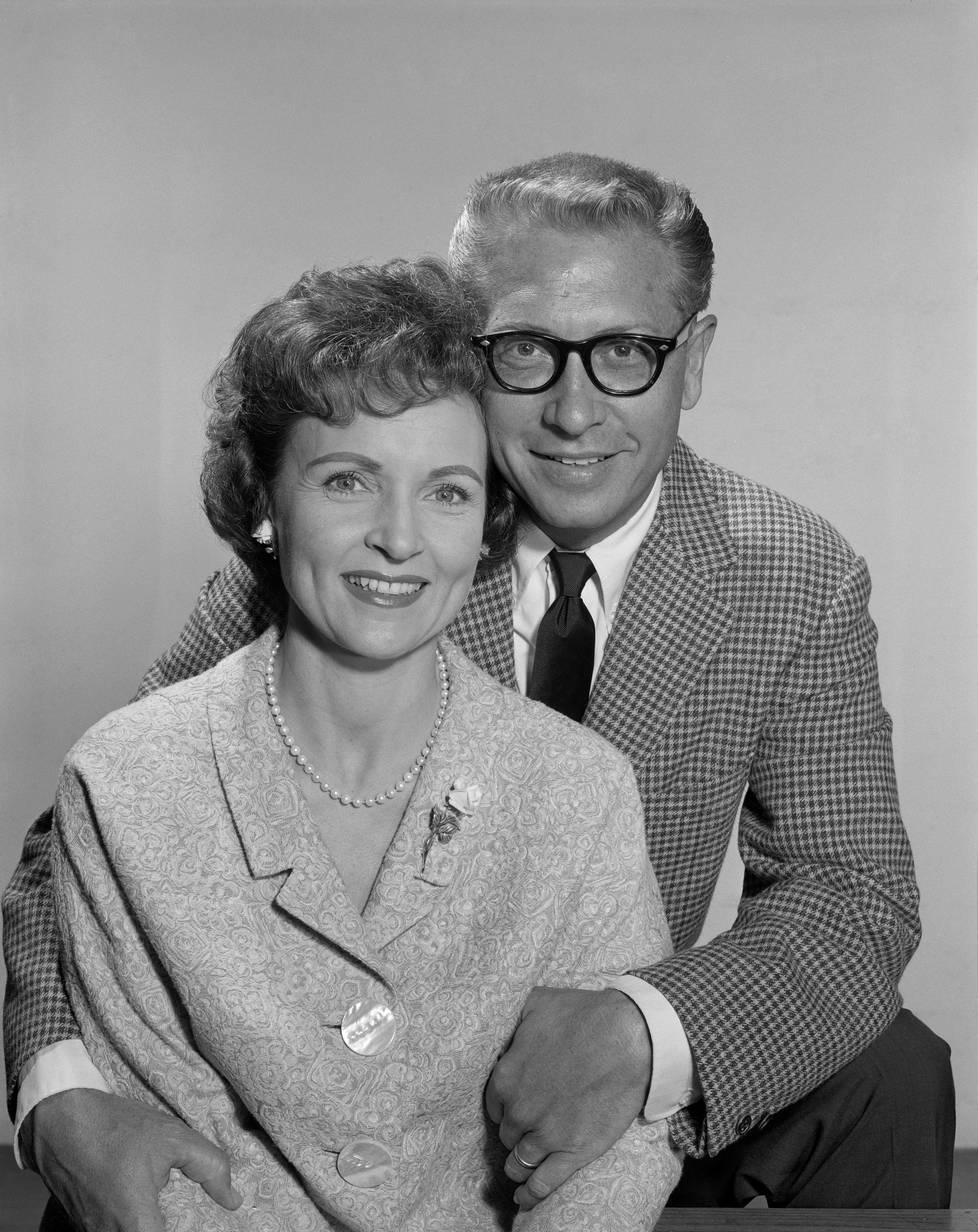 Betty White y Allen Ludden en Nueva York en 1962 | Foto: Getty Images
