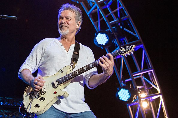 El guitarrista Eddie Van Halen de Van Halen en el escenario del Sleep Train Amphitheatre, 2015, Chula Vista, California. | Foto: Getty Images