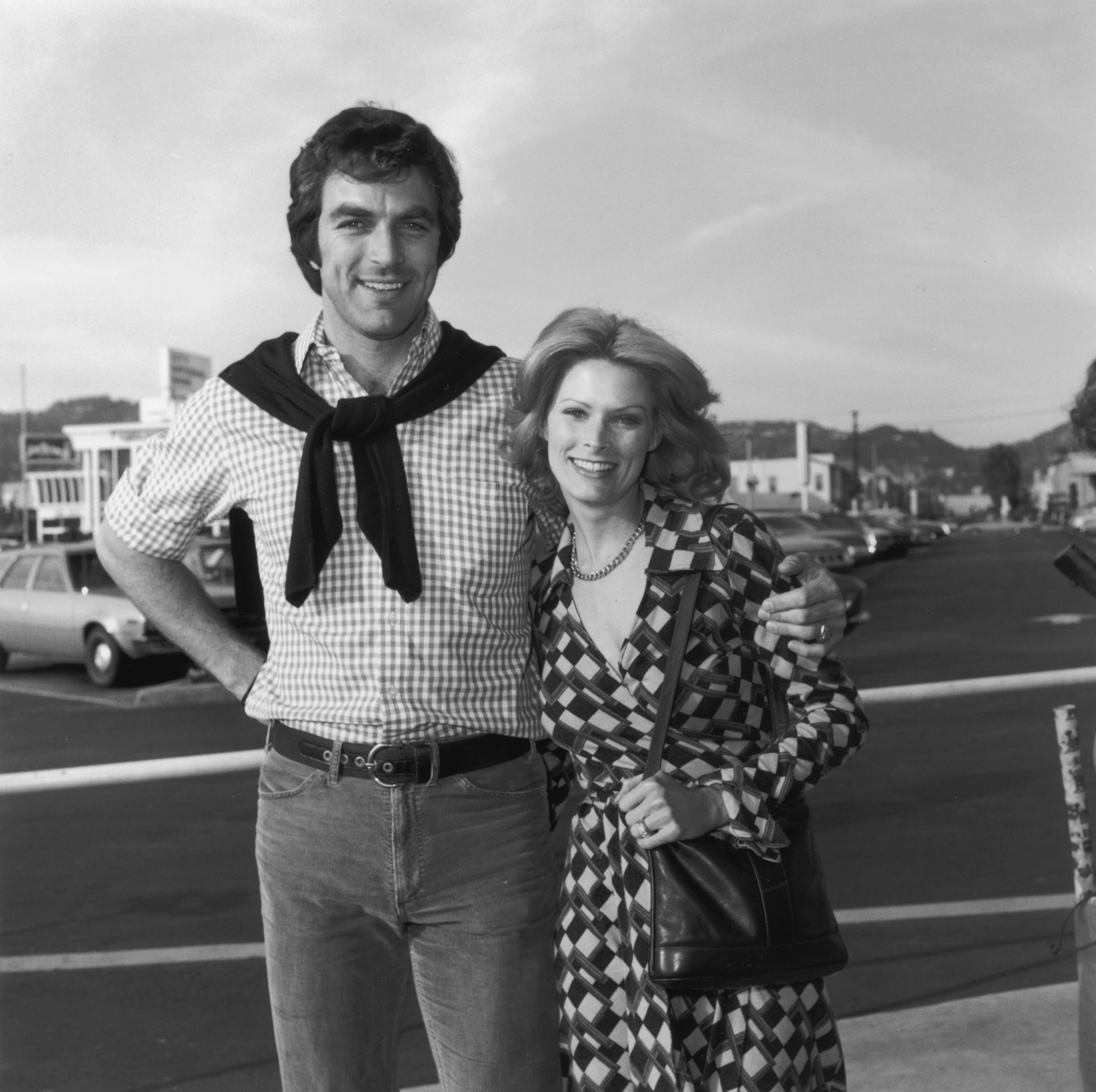 Tom Selleck y Jacquelyn Ray fotografiados el 1 de diciembre de 1974, en Los Ángeles, California. | Fuente: Getty Images