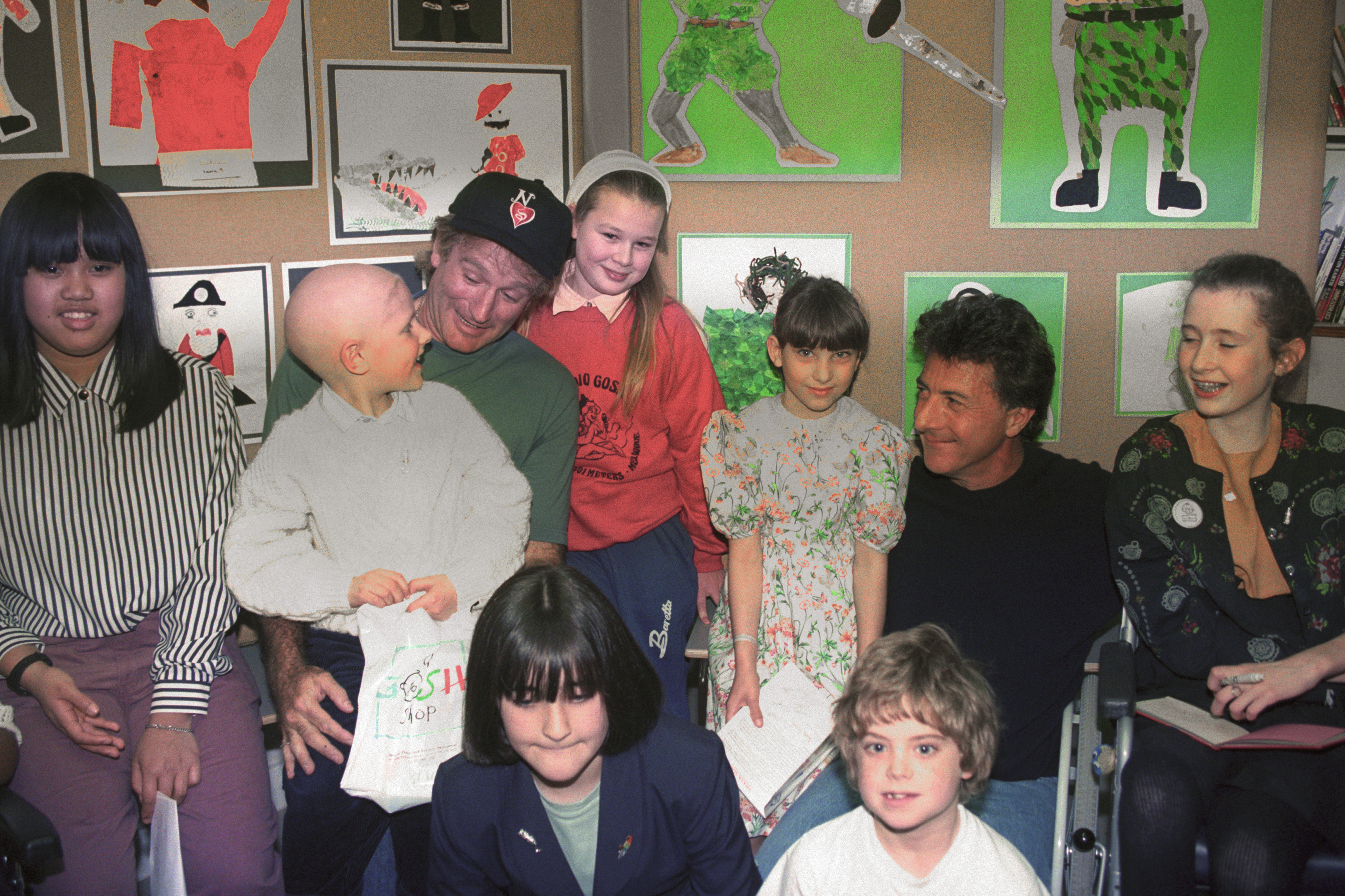 Robin Williams y Dustin Hoffman con algunos de los niños del Hospital Infantil Great Ormond Street durante su visita el 21 de mayo de 1992, en Londres, Inglaterra. | Fuente: Getty Images