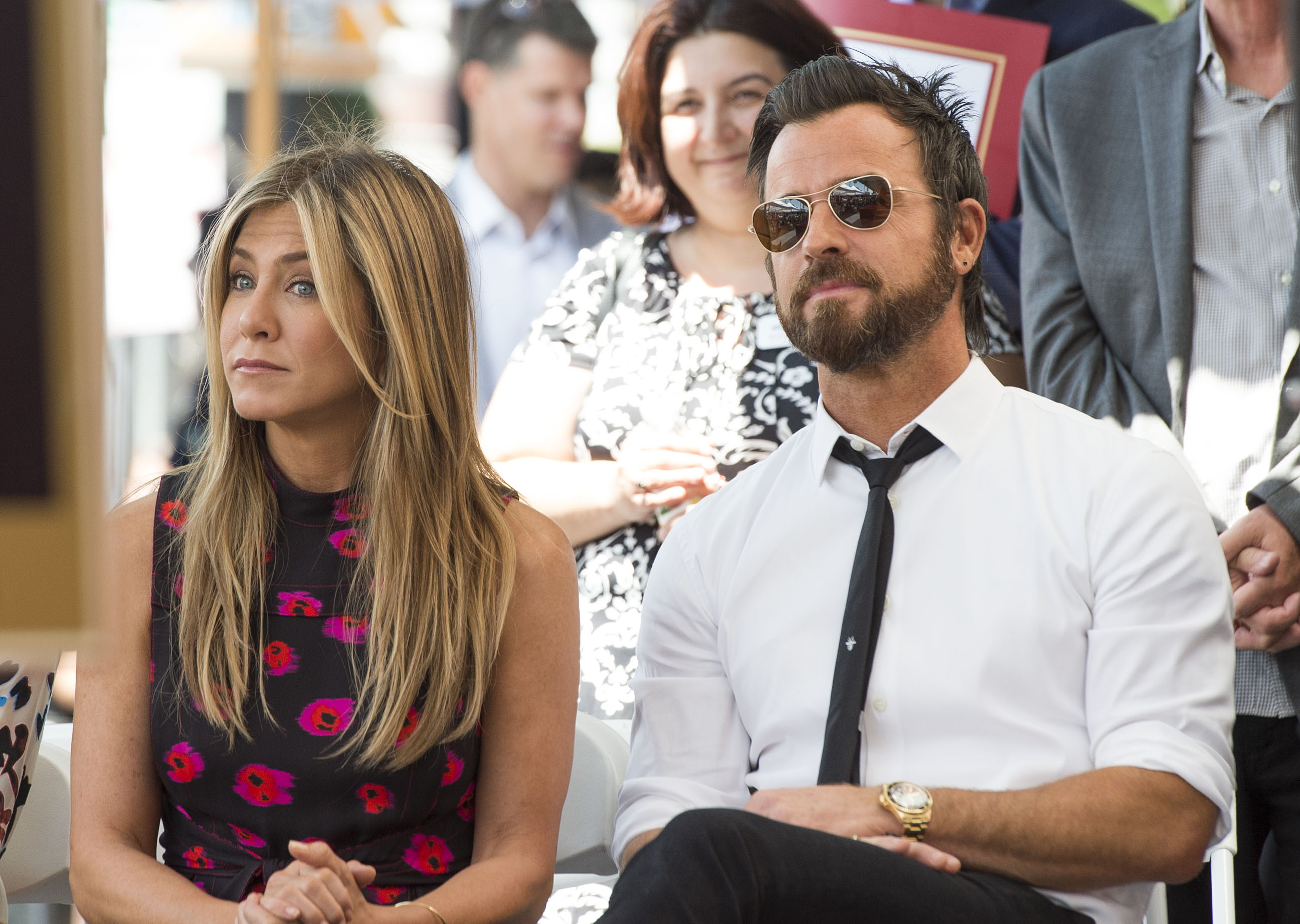 Jennifer Aniston y Justin Theroux asisten a la ceremonia de descubrimiento de la estrella de Jason Bateman en el Paseo de la Fama de Hollywood en Hollywood, California, el 26 de julio de 2017 | Fuente: Getty Images