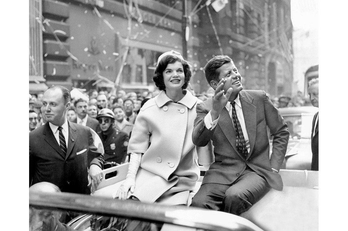 John F. Kennedy, fotografiado con su esposa Jackie durante su campaña para la presidencia, fue asesinado en Dallas, Texas, en 1963. | Foto: Getty / Global Images Ukraine