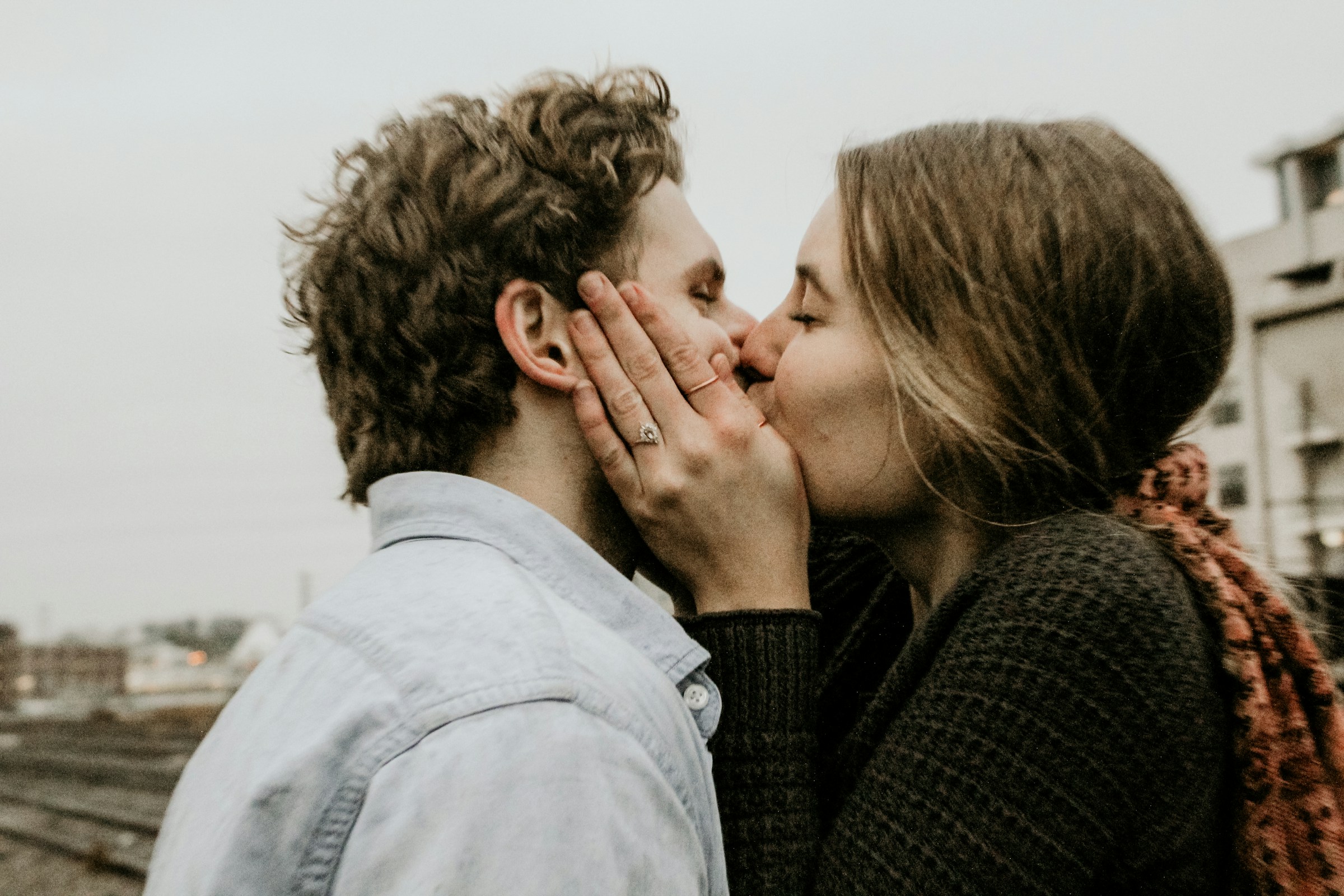 Una pareja besándose | Fuente: Unsplash