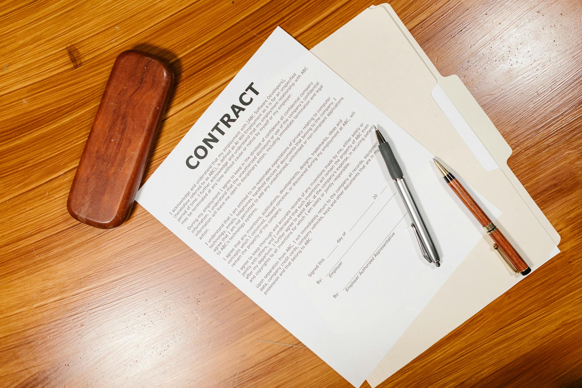 Un contrato sobre una mesa | Fuente: Pexels