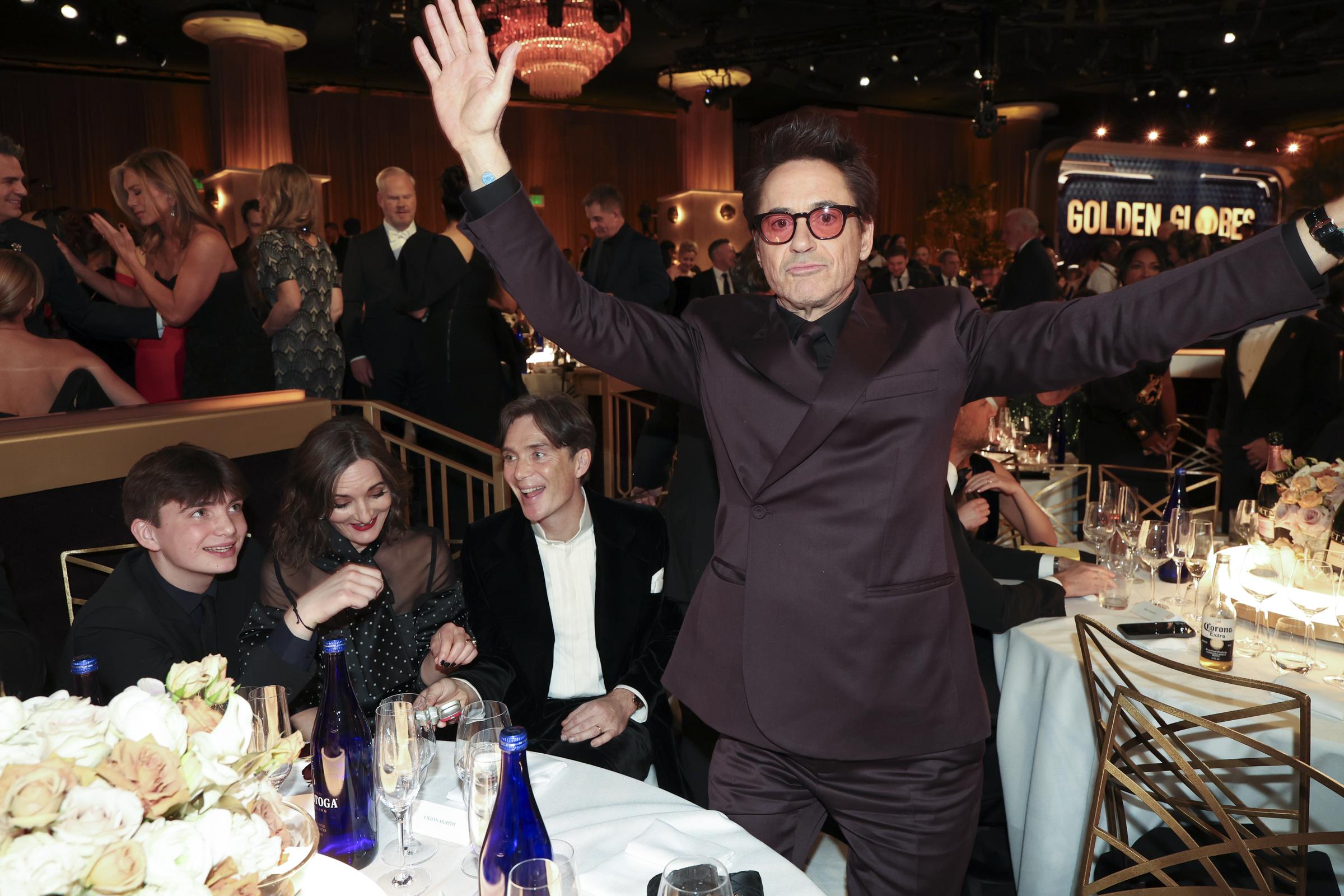 Aran Murphy, Yvonne McGuinness, Cillian Murphy y Robert Downey Jr. en la 81ª edición de los Globos de Oro, el 7 de enero de 2024, en Beverly Hills, California | Fuente: Getty Images