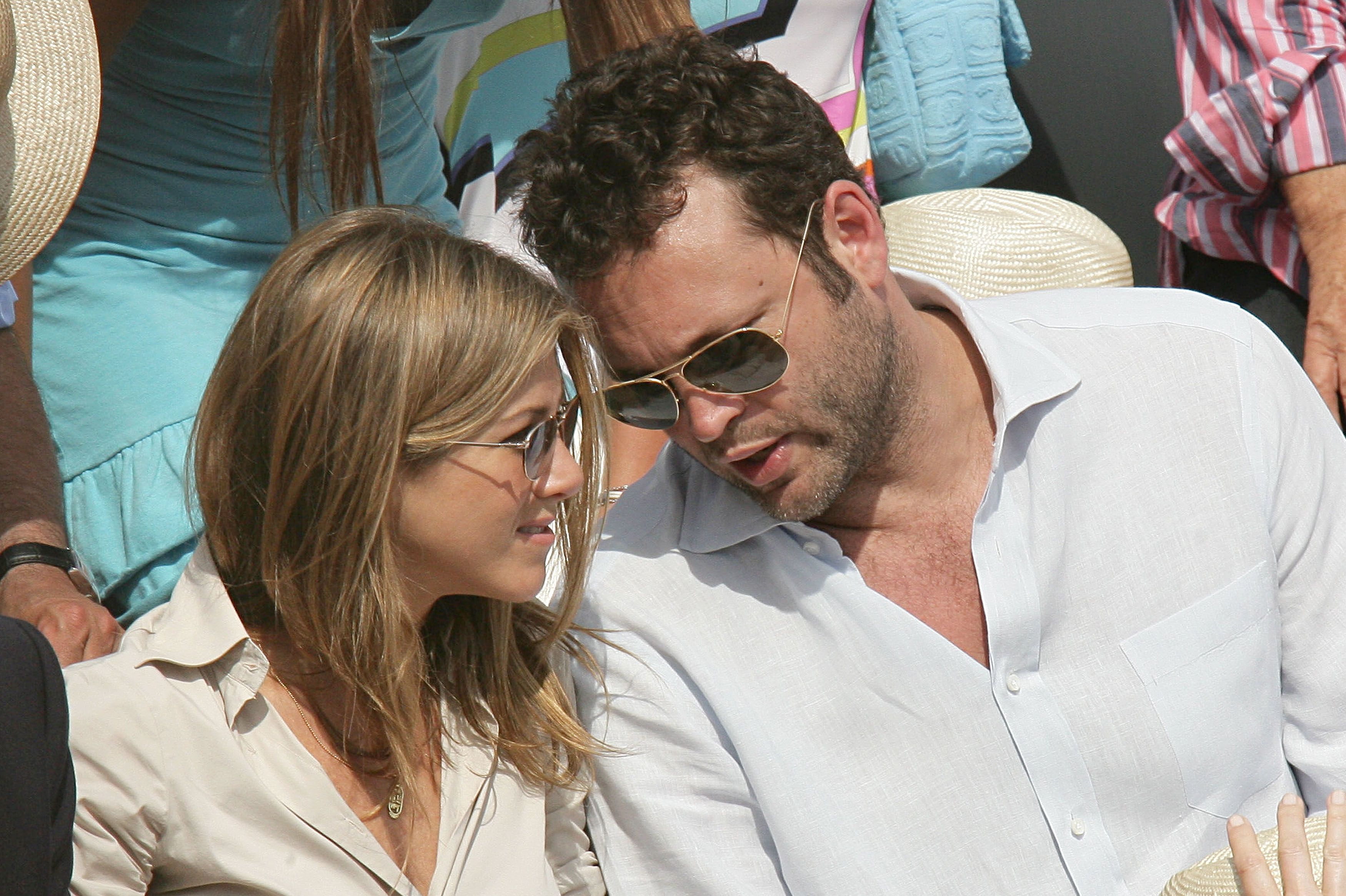 Mientras asistía al torneo de tenis Roland Garros en junio de 2006, Aniston se sentó junto a Vaughn durante el partido. Llevaba una camisa blanca abotonada y gafas de sol, el pelo peinado con suaves ondas con un aspecto natural y sin esfuerzo.