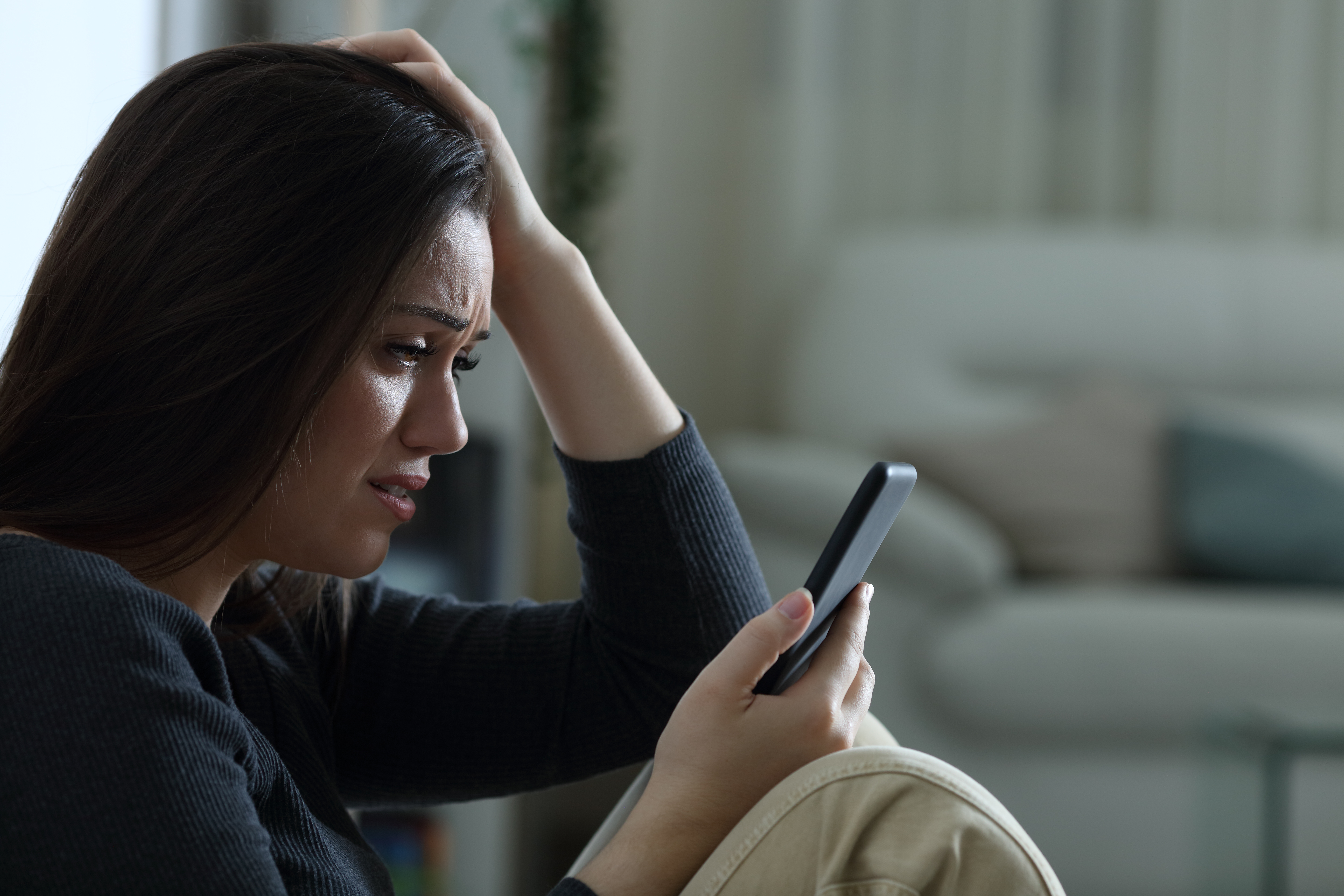 Una mujer alterada mirando su teléfono. | Foto: Shutterstock