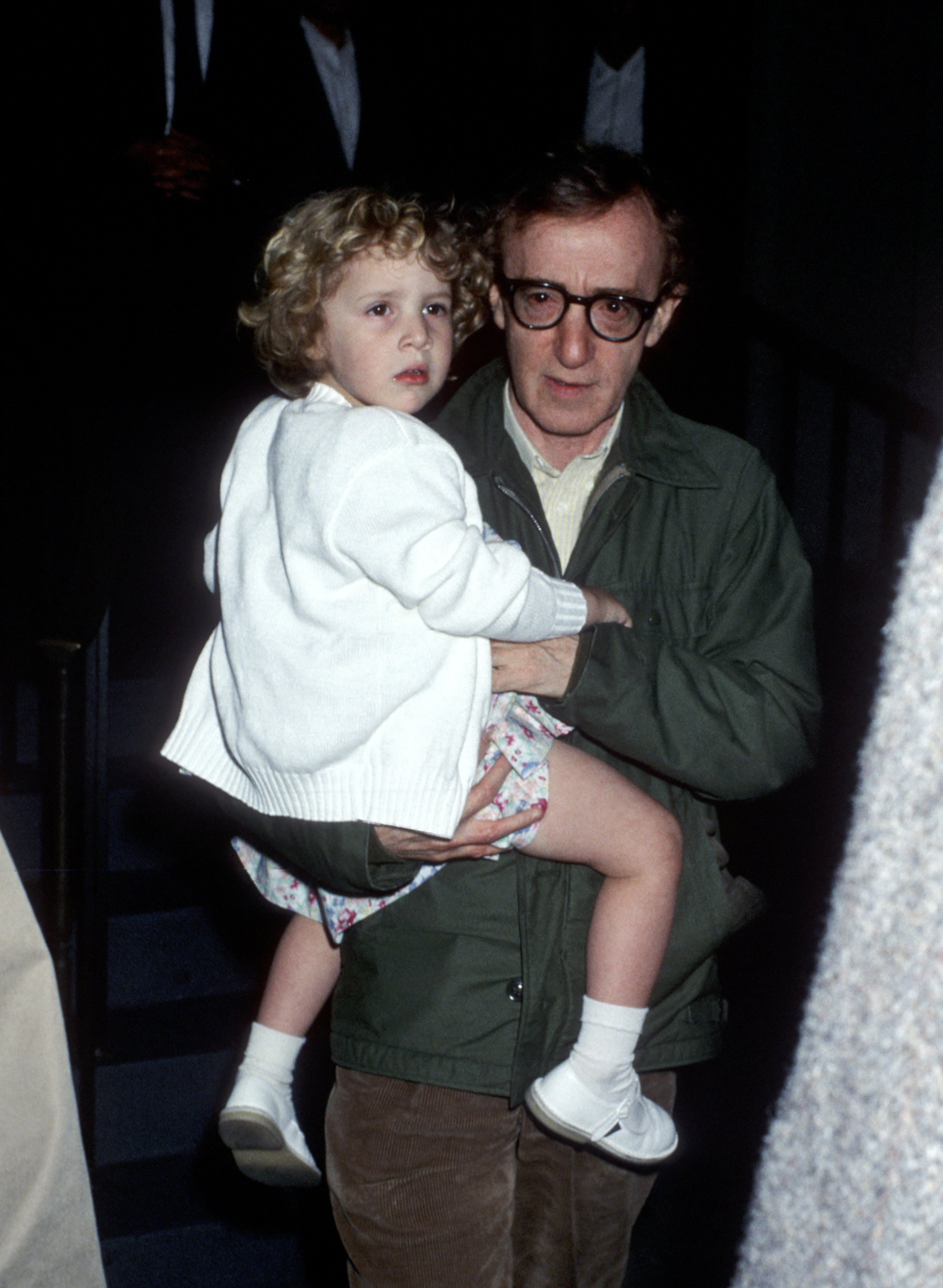 Woody Allen y Dylan Farrow en Nueva York, el 2 de mayo de 1989. | Fuente: Getty Images